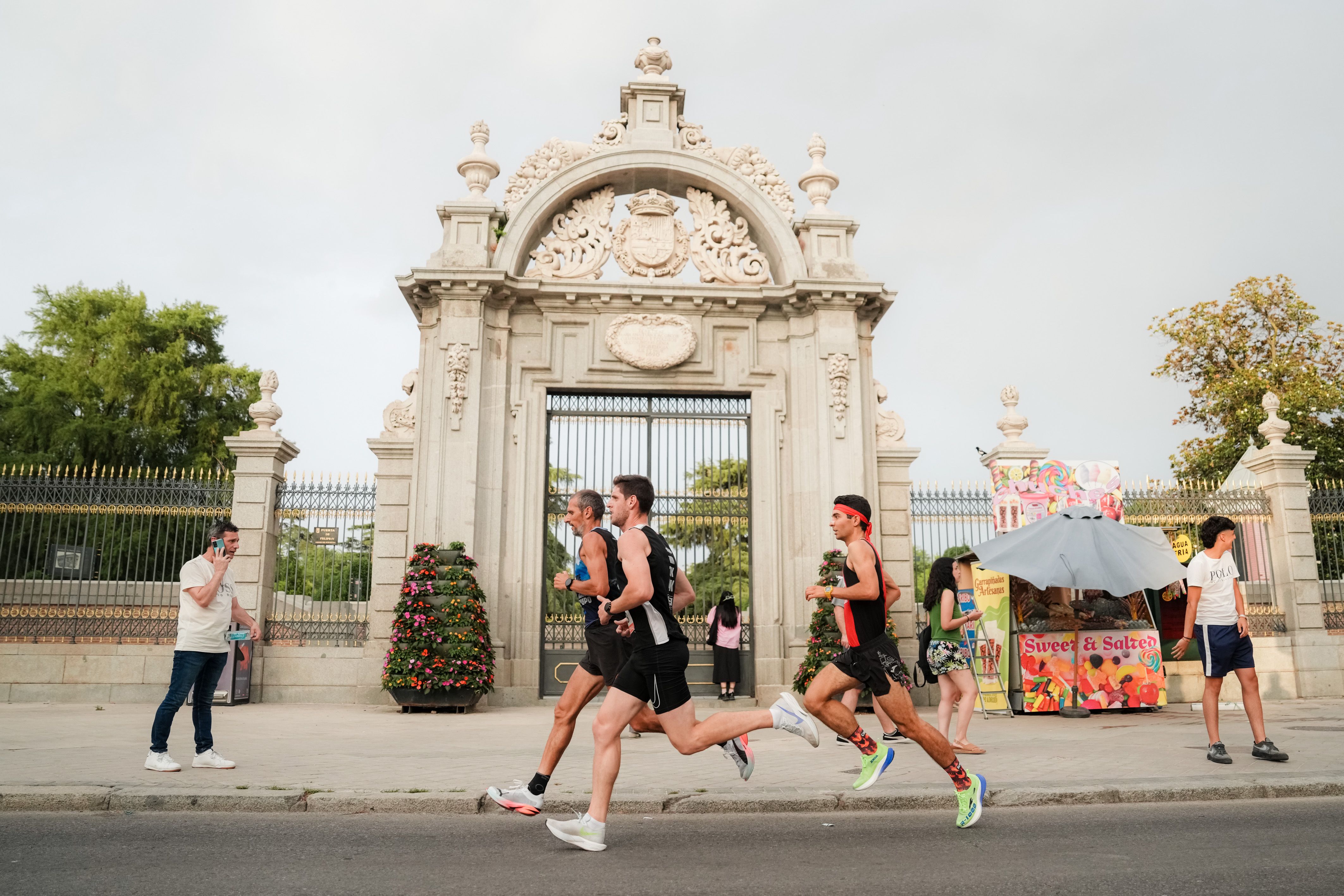 La cabeza de carrera al paso por una de las puertas del Retiro, uno de los pulmones de la capital. LAST LAP