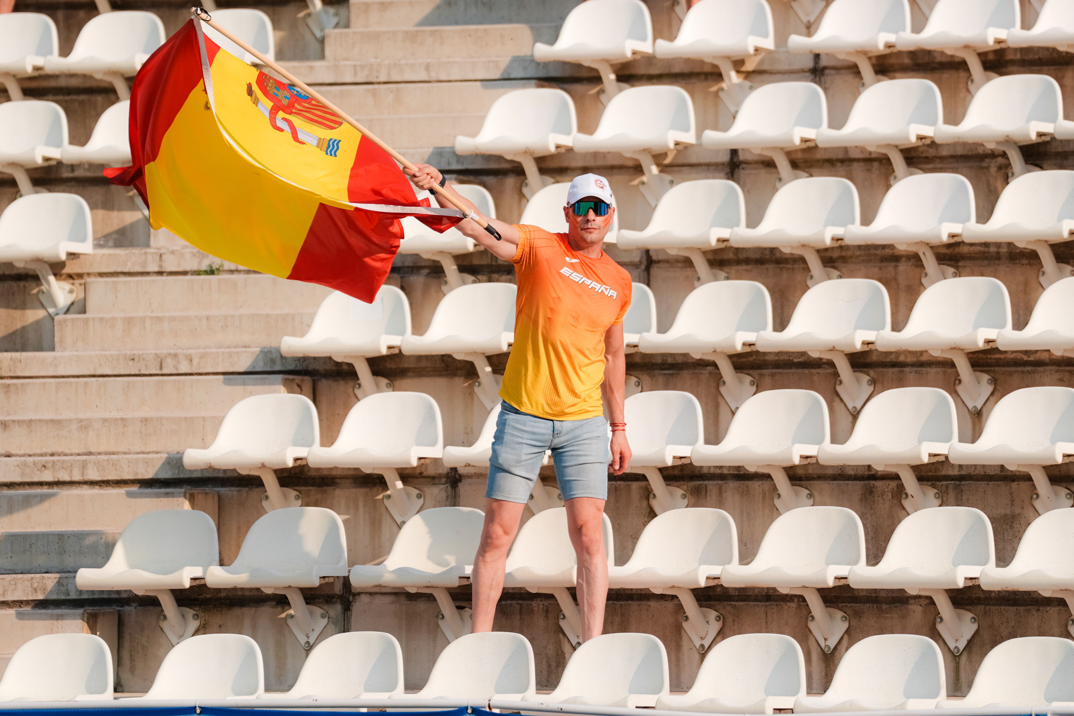 Juan Jareño (más conocido como Capitán España), animando a pleno sol en Vallehermoso. SPORTMEDIA.