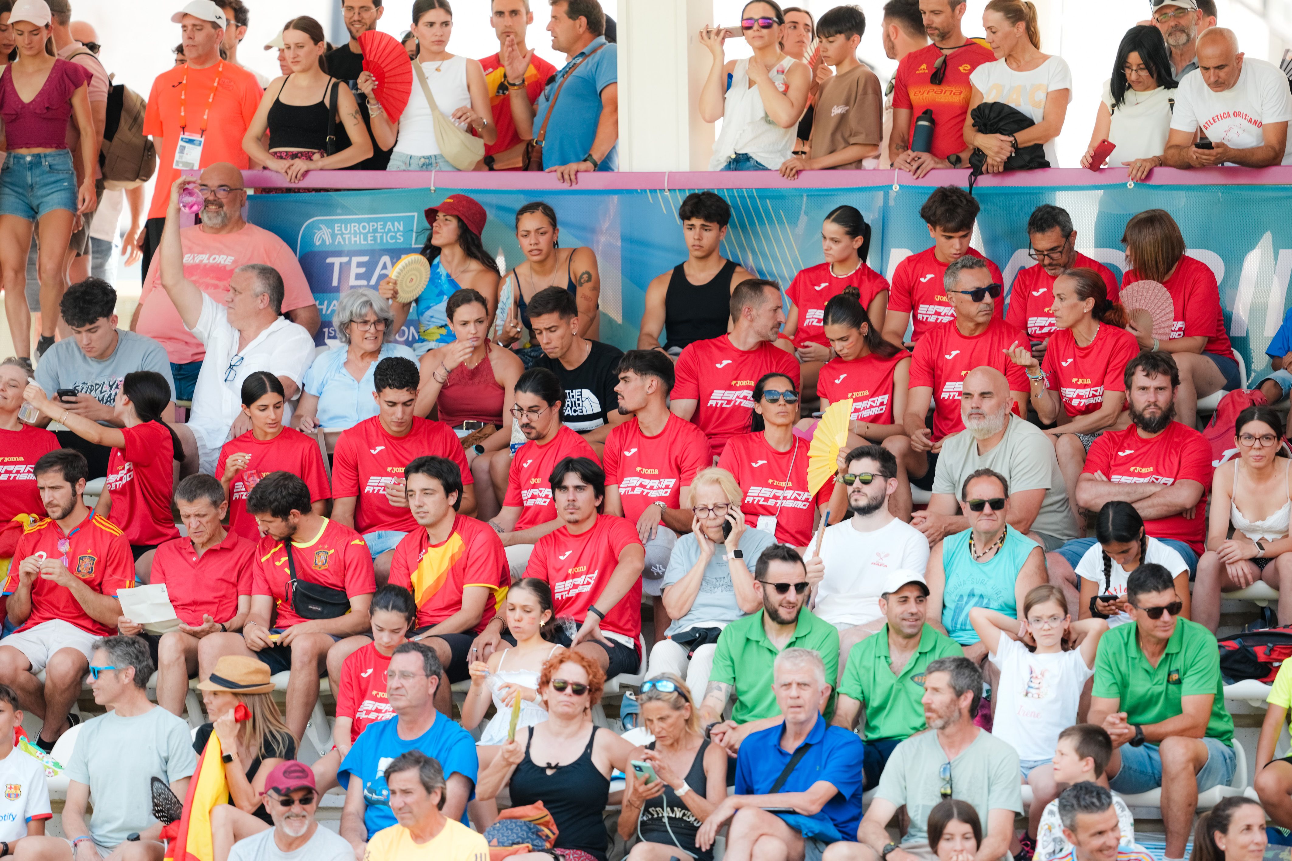 El público abarrotando las gradas de sombra en el Estadio Vallehermoso. SPORTMEDIA.