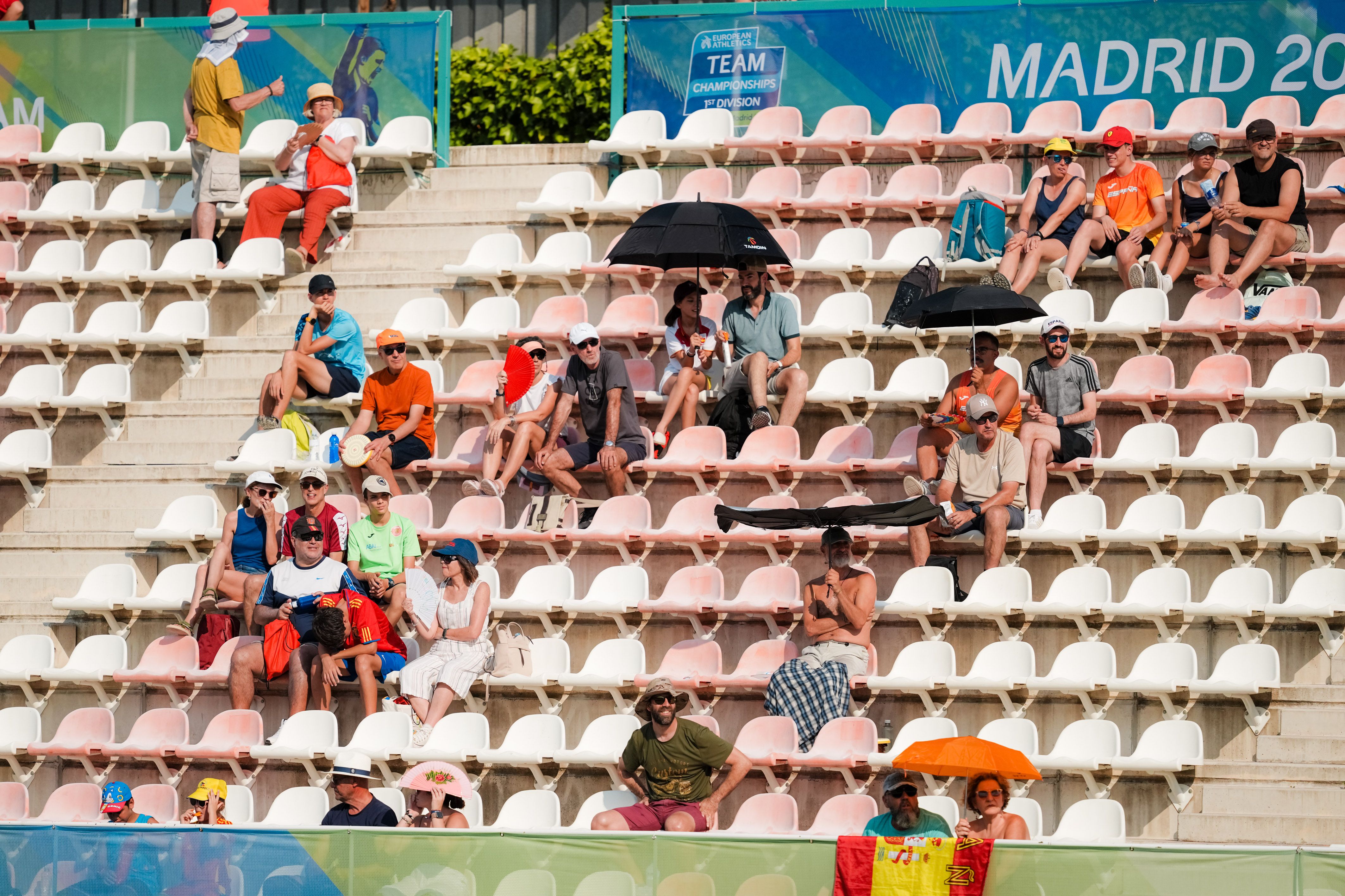 Los aficionados que estuvieron al sol durante la tarde fueron los grandes héroes de la jornada en Vallehrmoso.. SPORTMEDIA.