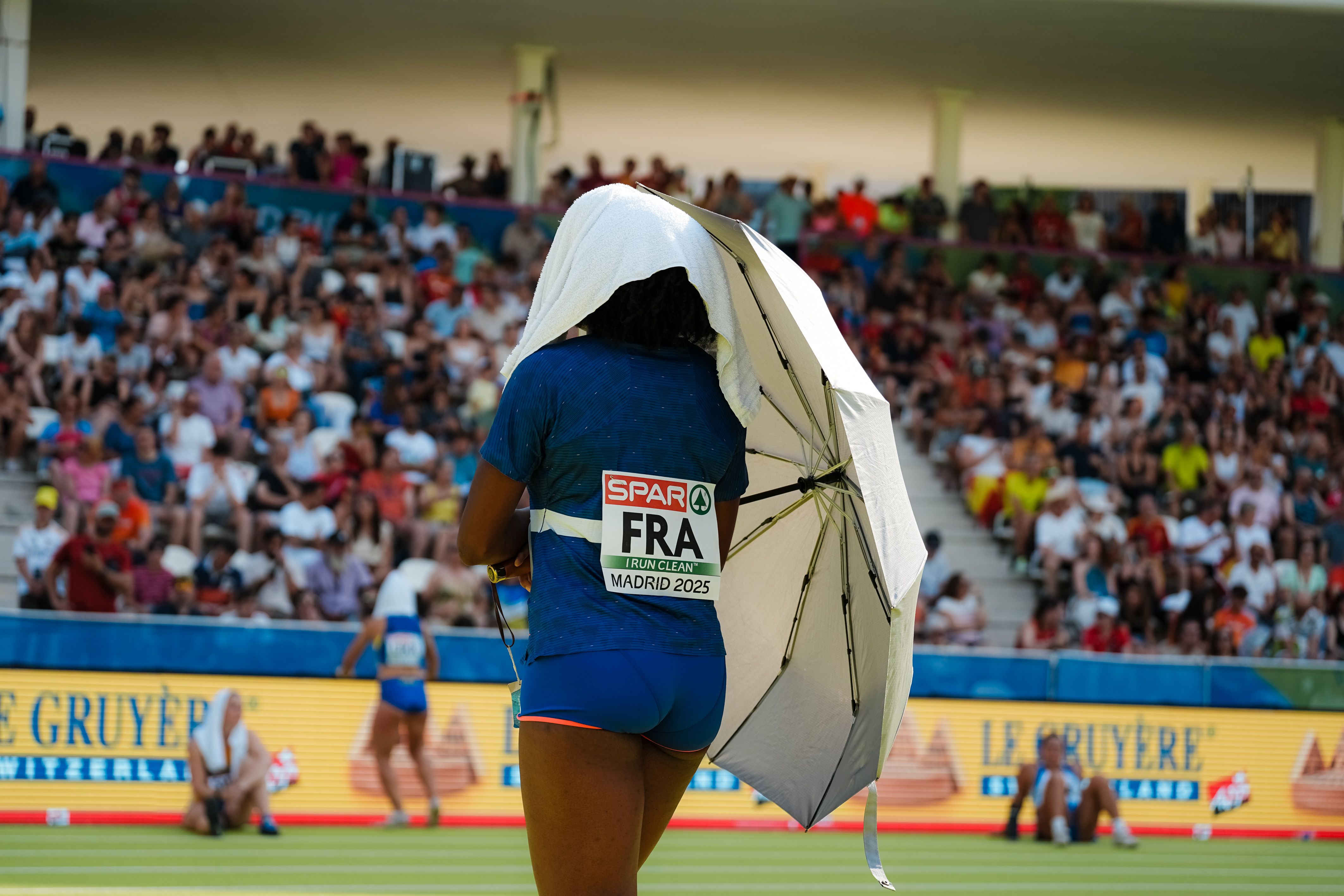 Paraguas, toallas mojadas... cualquier artilugio es bueno para evitar el calor. SPORTMEDIA.
