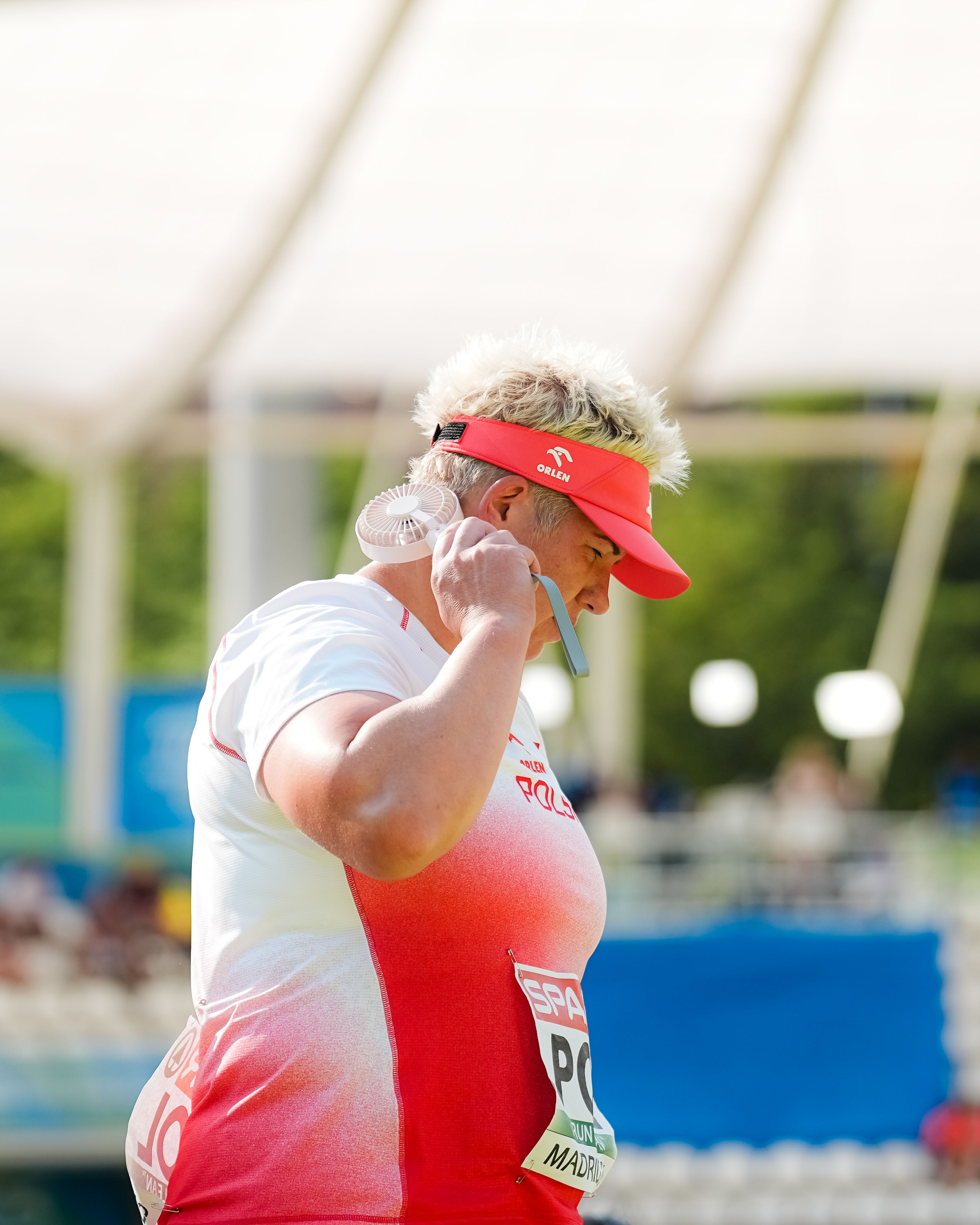Anita Wlodarczyk refrescándose como puede bajo el sol de Vallehermoso. SPORTMEDIA.