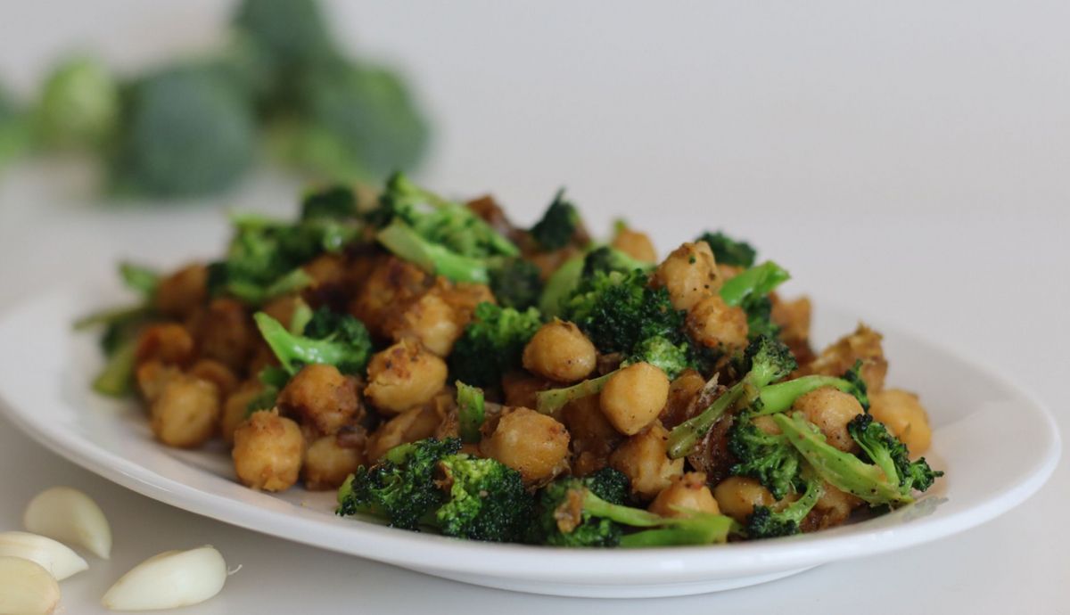 Receta de ensalada templada de brócoli, garbanzos y tahini