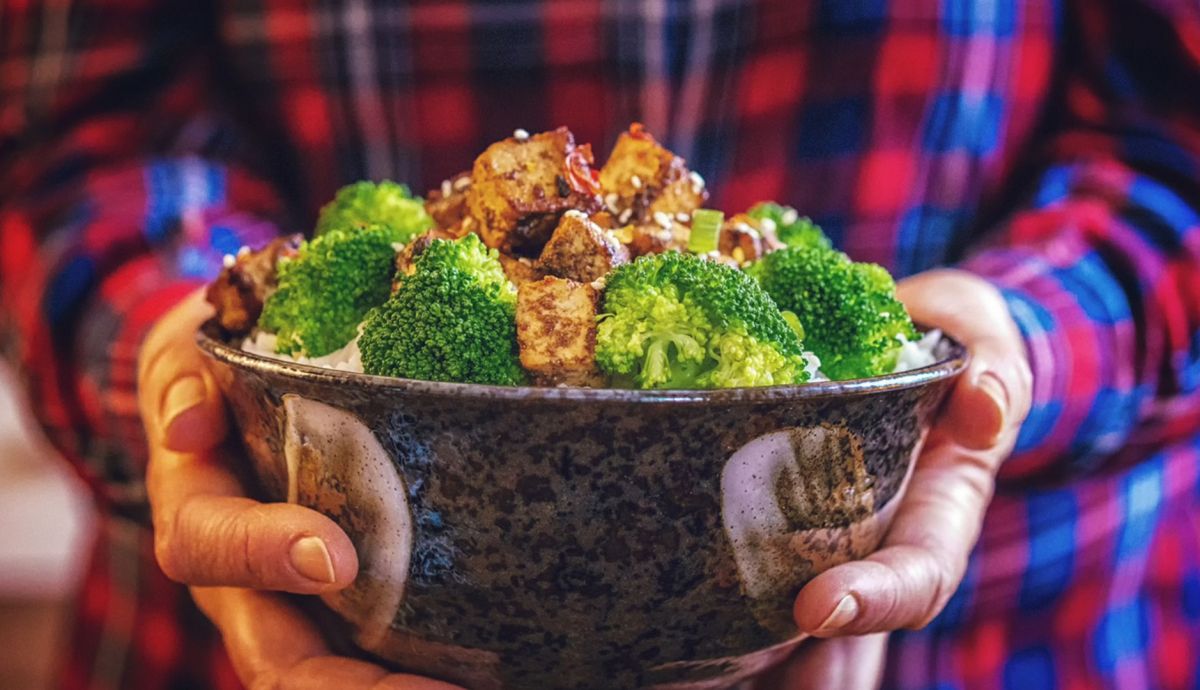 Receta de salteado rápido de brócoli con tofu y sésamo sobre arroz