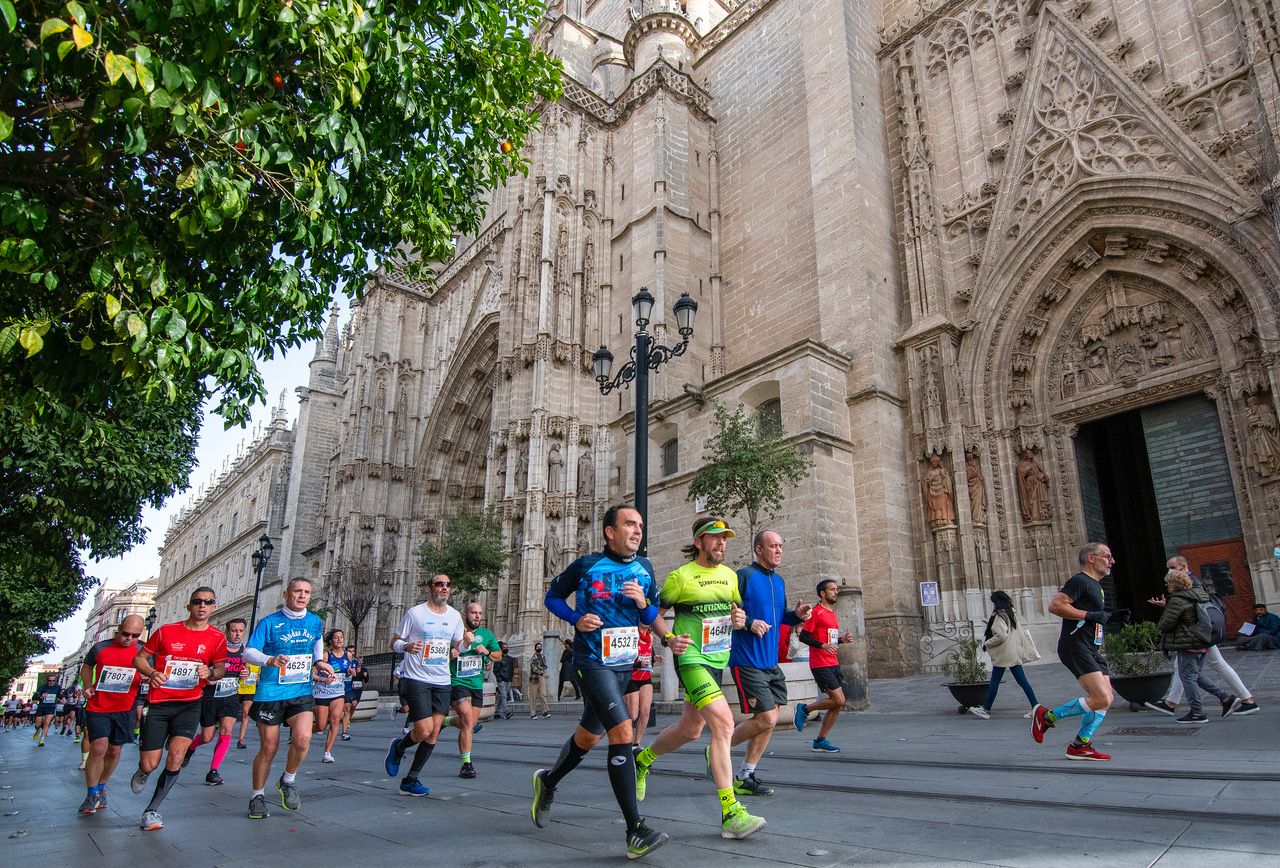 La Media Maratón de Sevilla a su paso por la Catedral