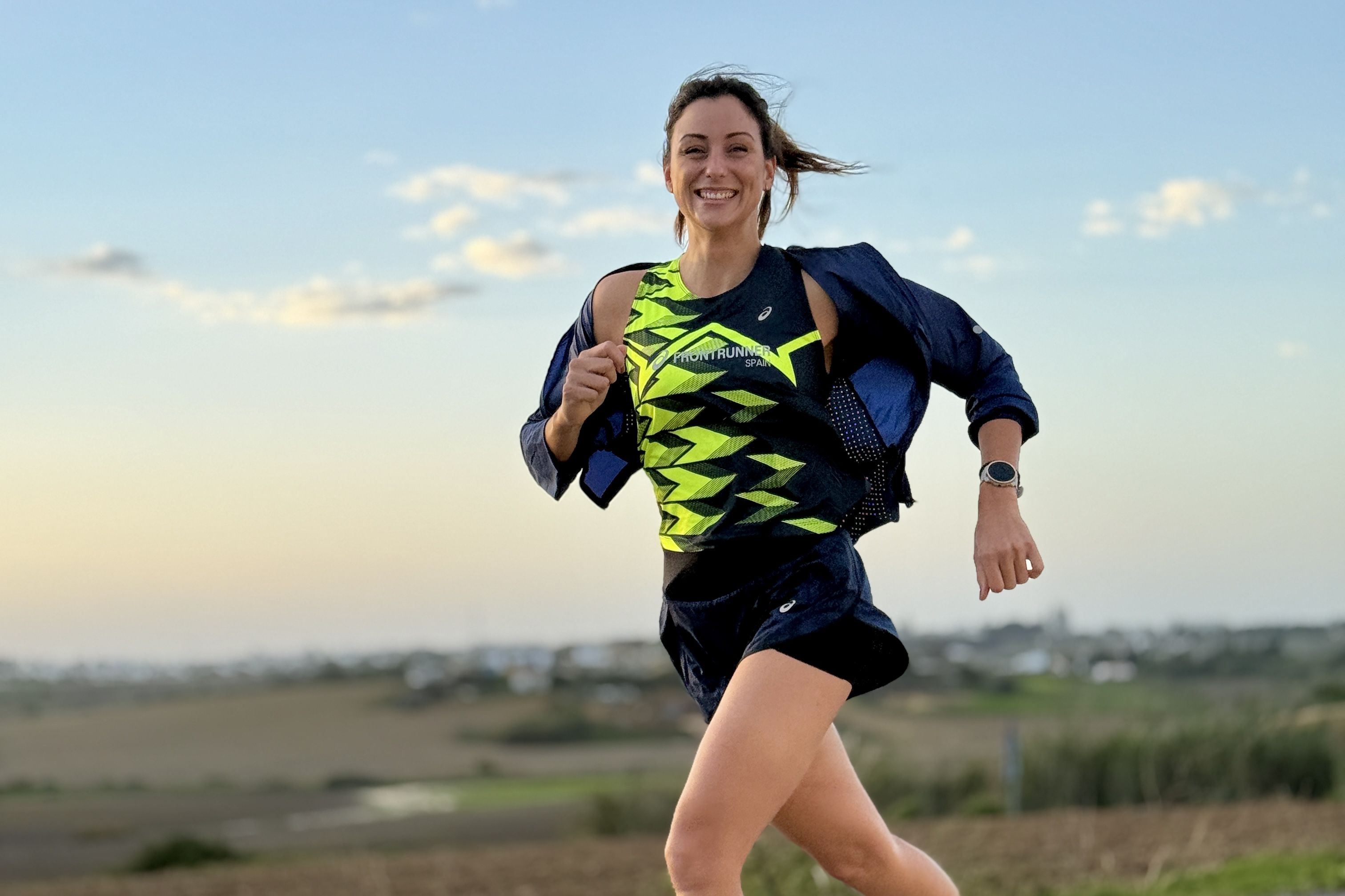 ¡Claro que puedes hacer fotos de calidad excelente solo con tu móvil! ¿Corres con móvil en mano o acompañas a corredores? Aprende a sacar fotazas en movimiento con tu smartphone. 10 trucos sencillos avalados por revistas como SELF o Digital Camera World. Esta que ves fue disparada por Víctor Seco (VSM PHOTOEVENTS) con un iPhone 16 Pro Max (formato raw, lente 50 mmm y teleobjetivo 120 mm).
