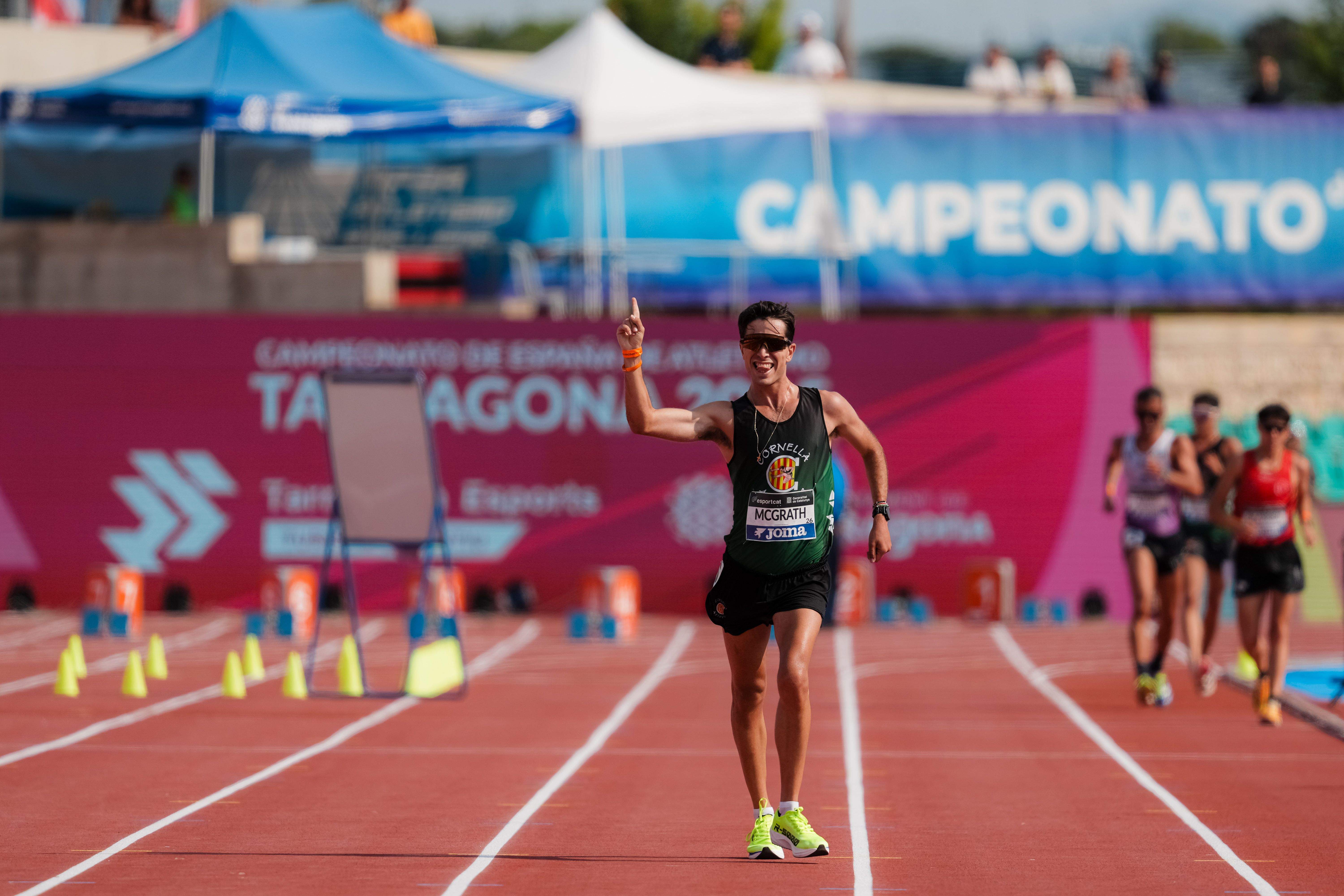 Paul McGrath venciendo los 10.000 metros marcha del Nacional de Tarragona.