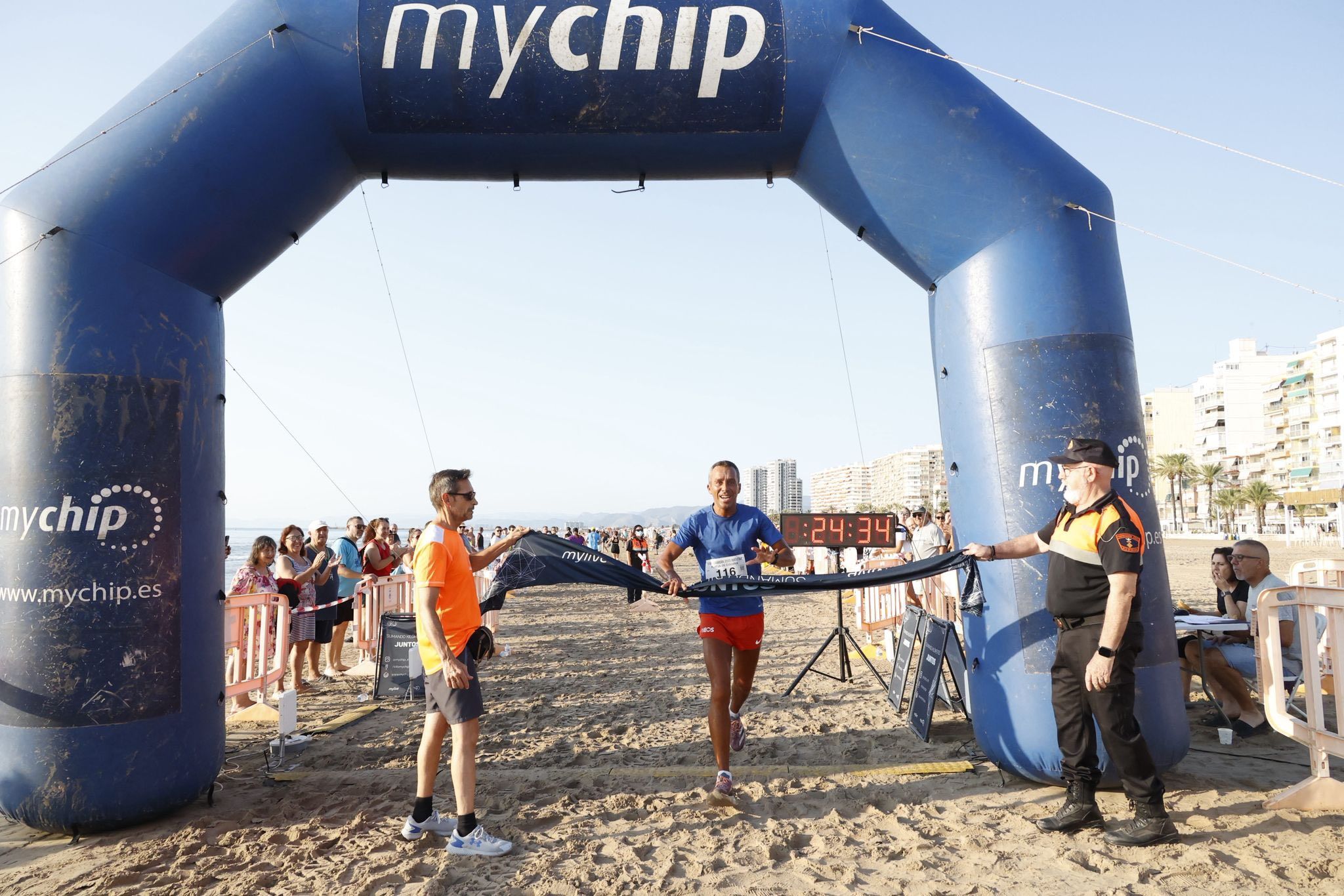 Franck Nardi Colome ganando la Carrera Matutina Playa de Cullera 2025