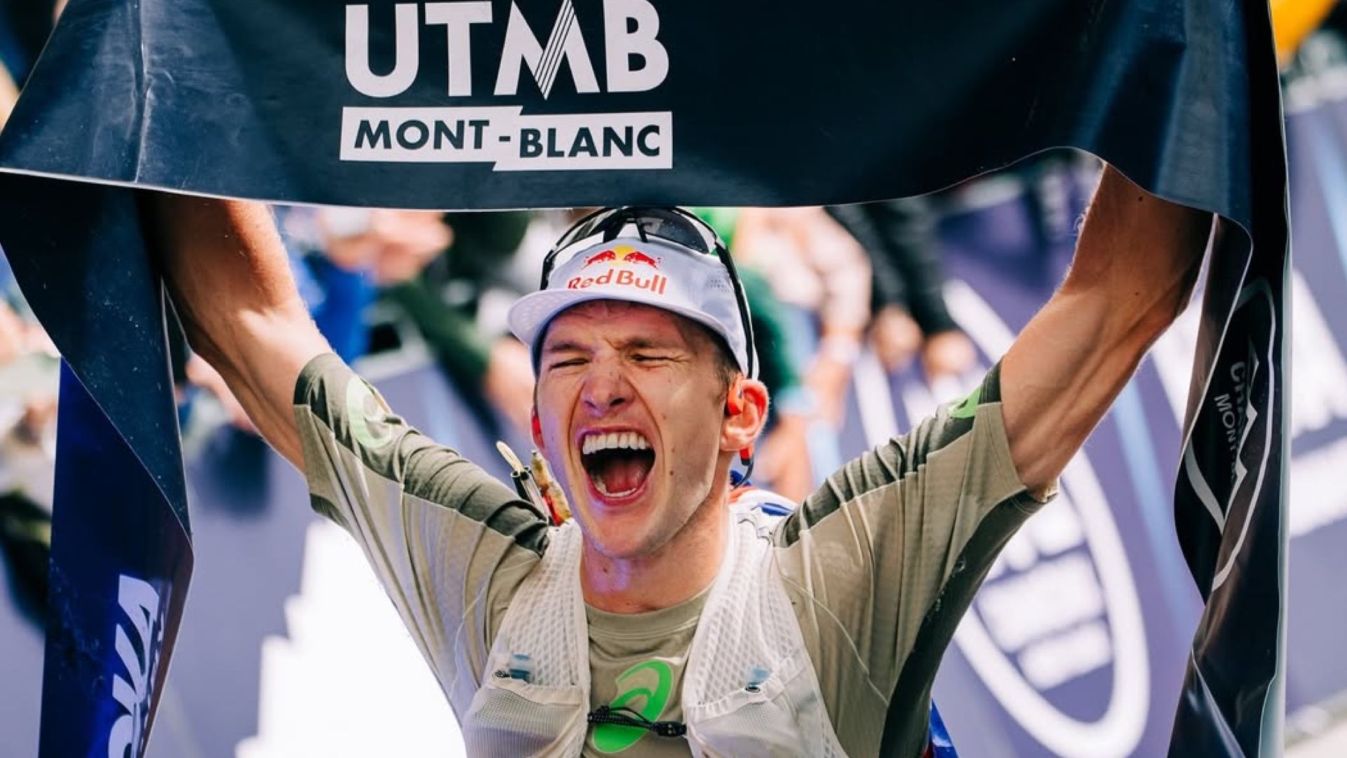 Tom Evans triunfando en el Ultra Trail del Mont Blanc 2025. TEAM VÅGA.