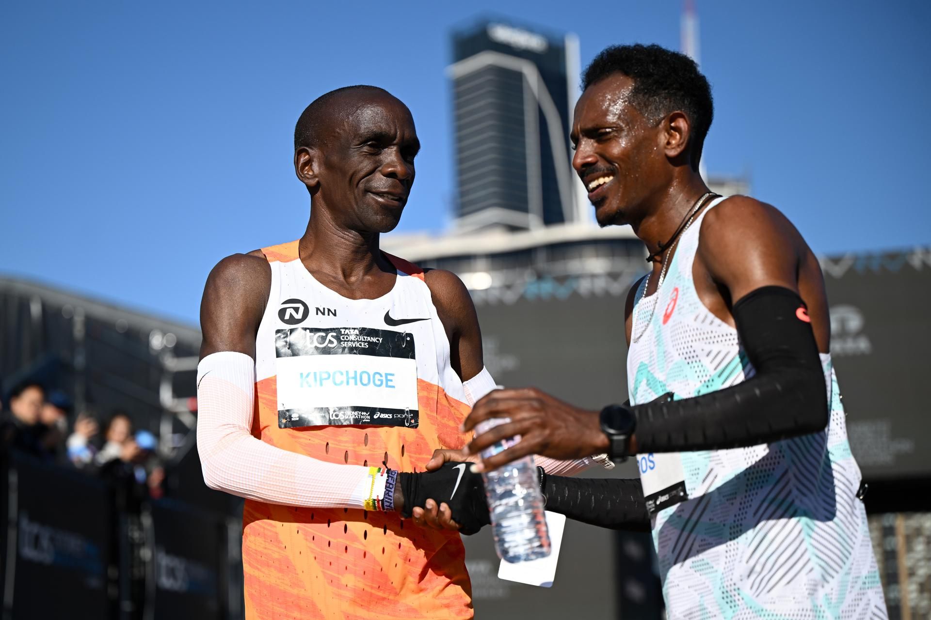 El legendario Eliud Kipchoge felicita a su compatriota etíope Hailemaryam Kiros.