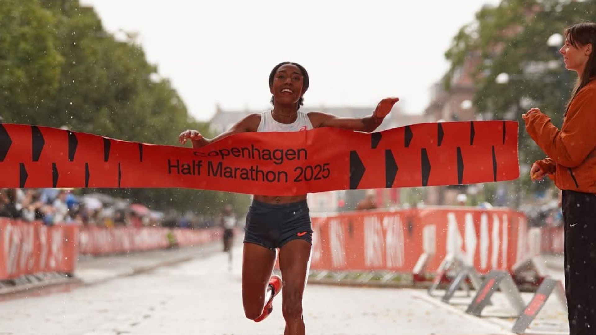 La atleta etíope Likina Amebaw, afincada en España y que ha solicitado la nacionalidad, ha firmado un espectacular tiempo de 64 44 en el Medio Maratón de Copenague.