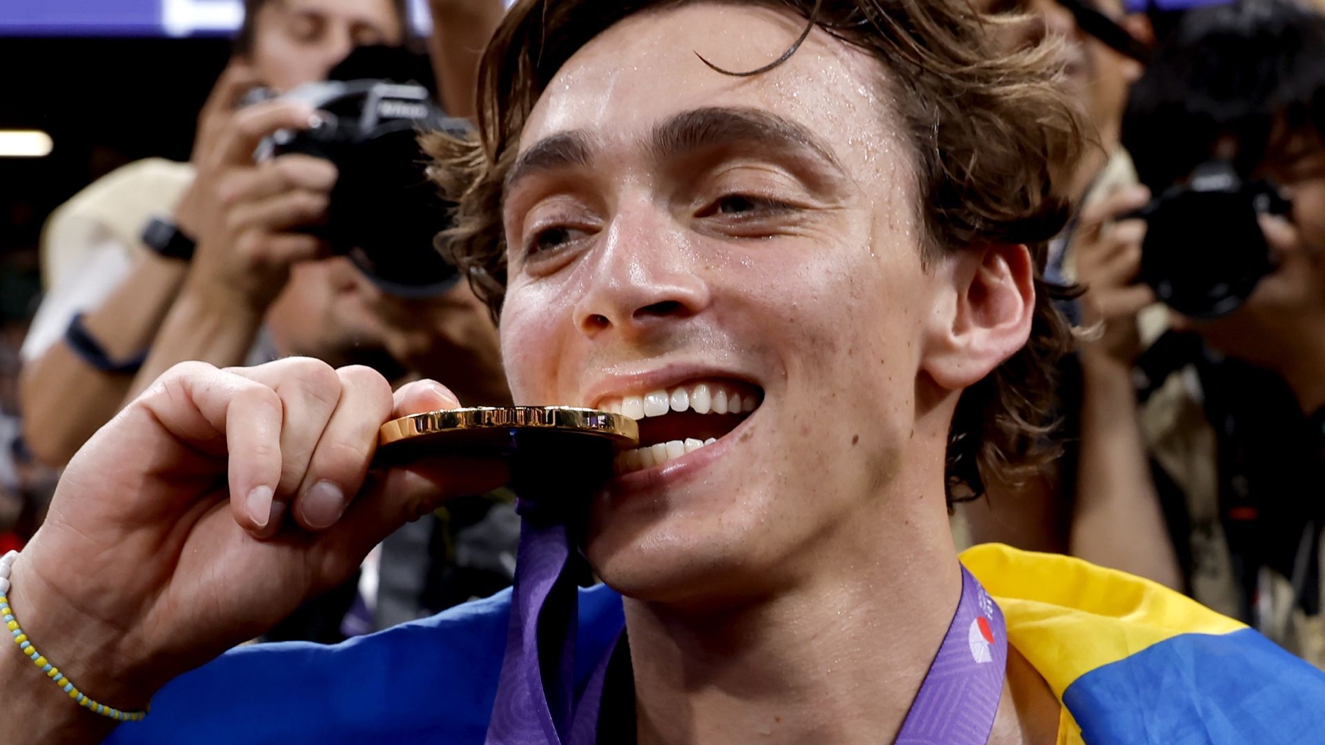 Armand Duplantis celebrando su título mundial logrado en Tokio. EFE.