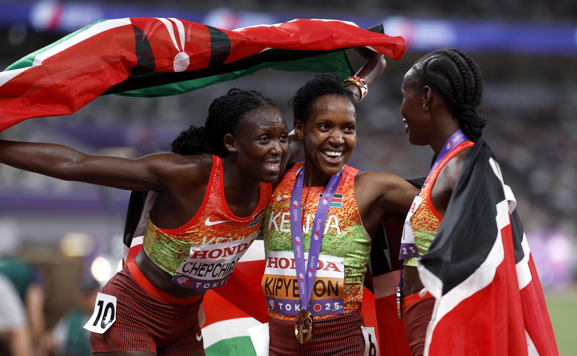 La keniana Faith Kipyegon celebra su cuarto título mundial de 1.500 en el Estadio Olímpico de Tokio. EFE.