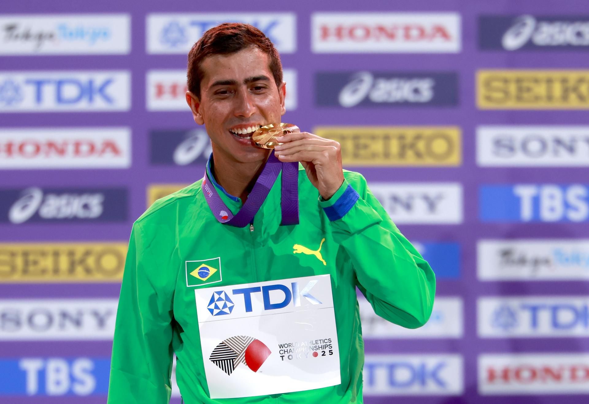 El brasileño Caio Bonfim, con la medalla de oro lograda en los 20km marcha de los Mundiales de Tokio 2025. EFE.