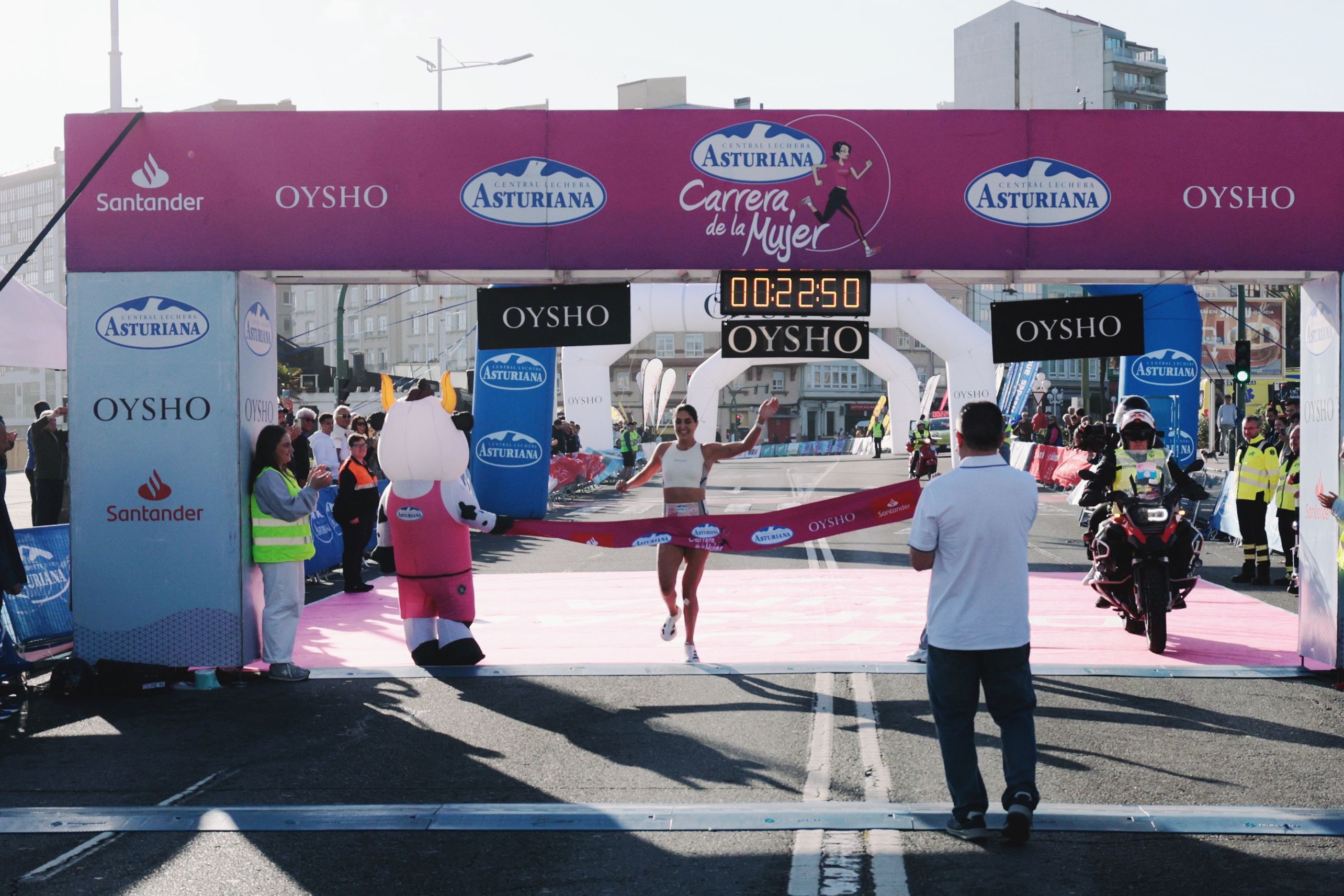 Angela Viciosa, campeona de la Carrera de la Mujer Central Lechera Asturiana de A Coruña 2025