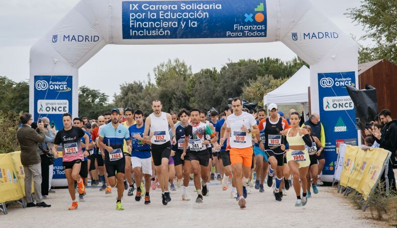 Salida de la IX Carrera Solidaria por la Educación Financiera en Madrid con más de 700 participantes apoyando la inclusión