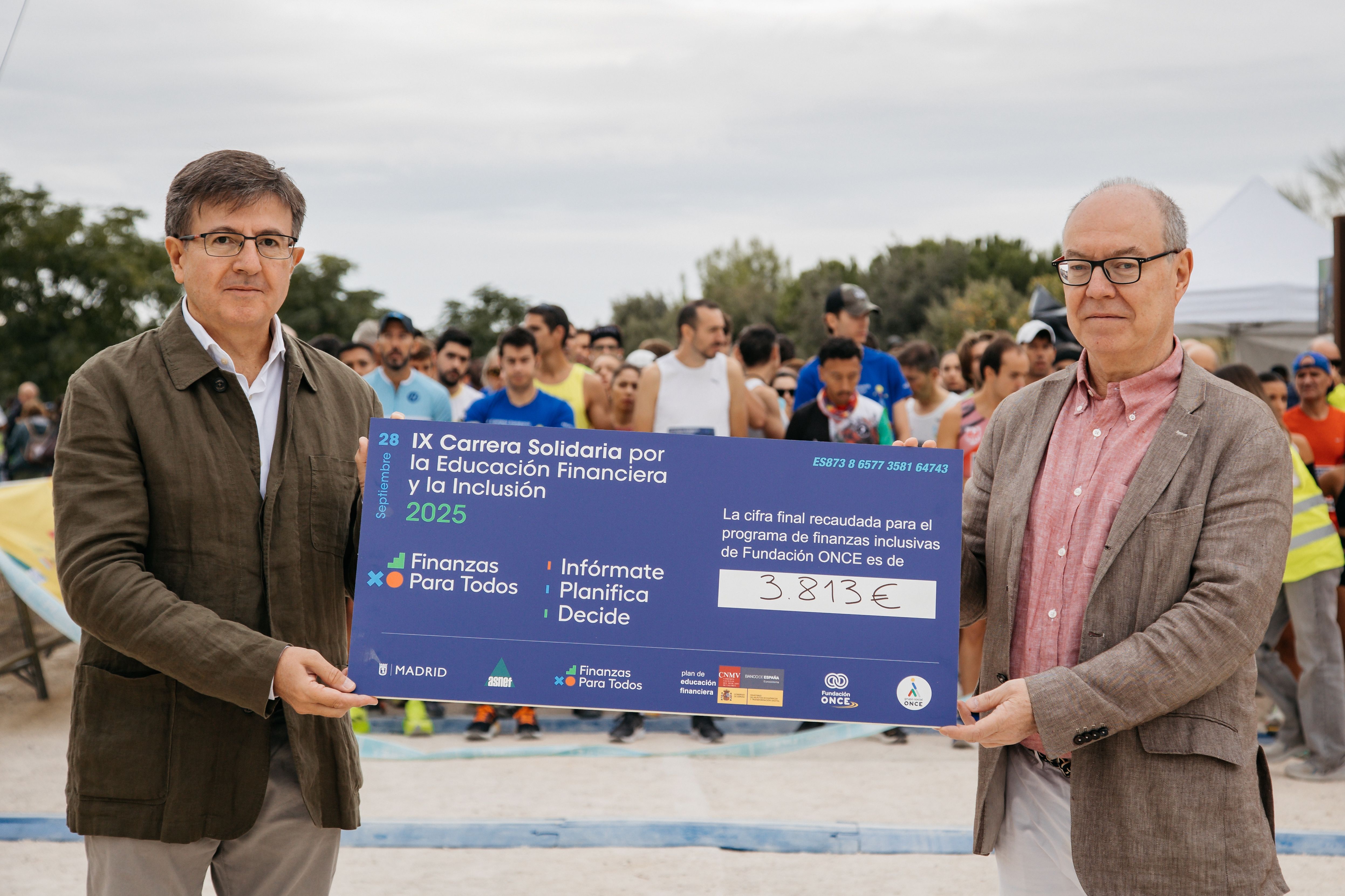 Entrega del cheque solidario en la IX Carrera Solidaria por la Educación Financiera