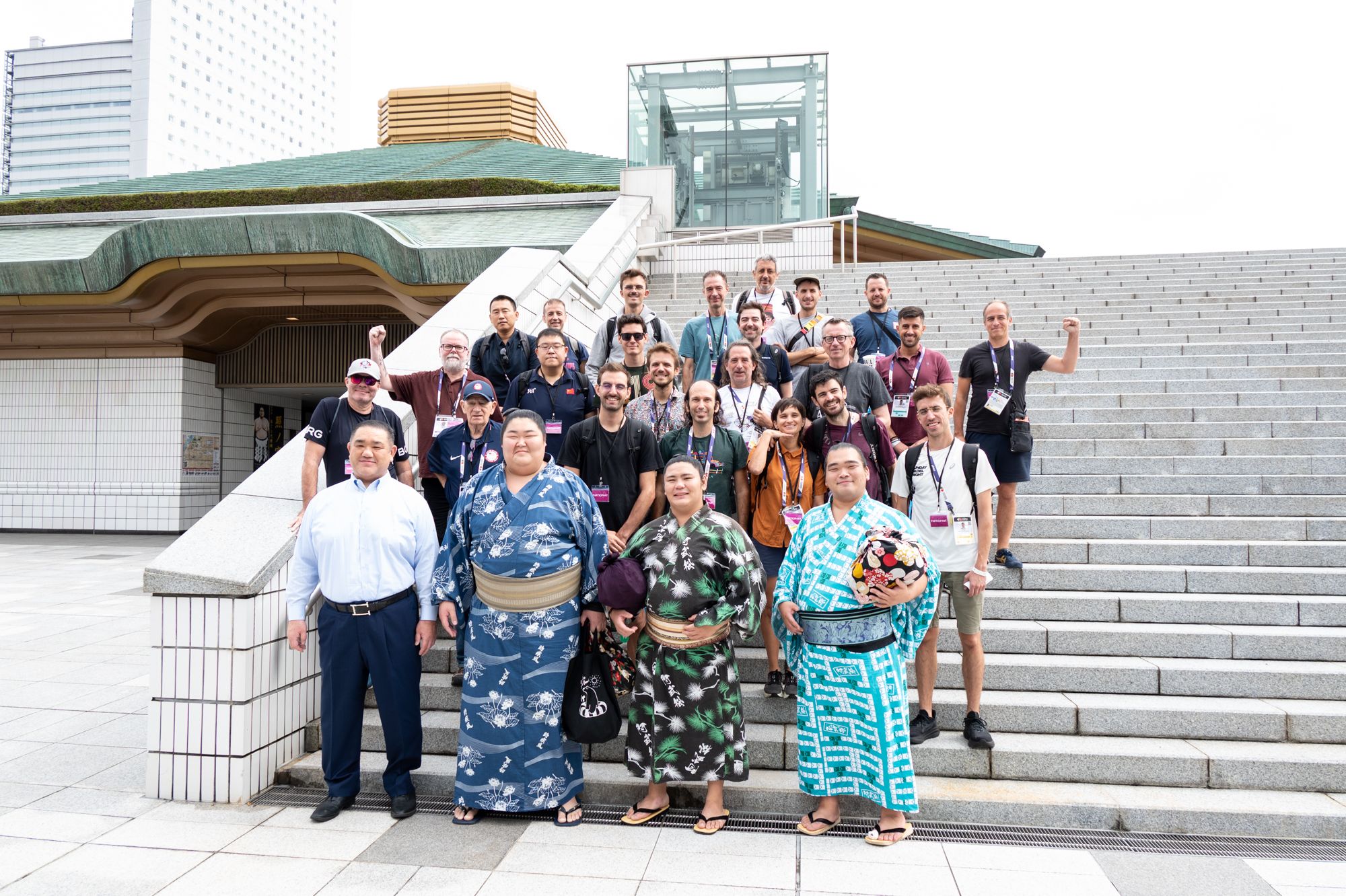 Cuando vas al Mundial de atletismo y de repente alucinas descubriendo el sumo junto a otros compañeros / Foto: Tokyo Metropolitan Government