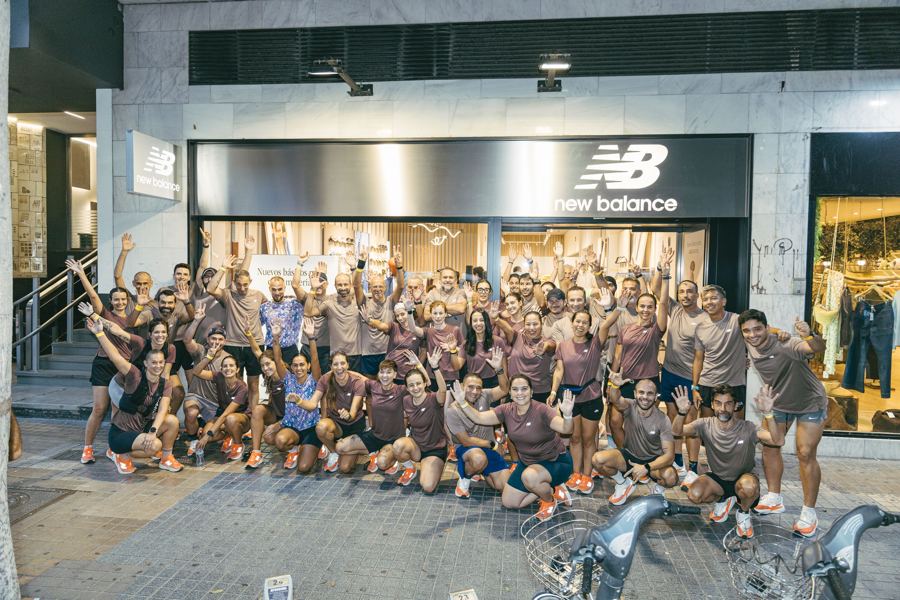 La New Balance Store de la calle de Colón fue el escenario de la presentación en sociedad de la cápsula que la firma americana ha diseñado para el Maratón Valencia Trinidad Alfonso Zurich 2025 ademas de una oportunidad de probar las FuelCell Rebel v5. 