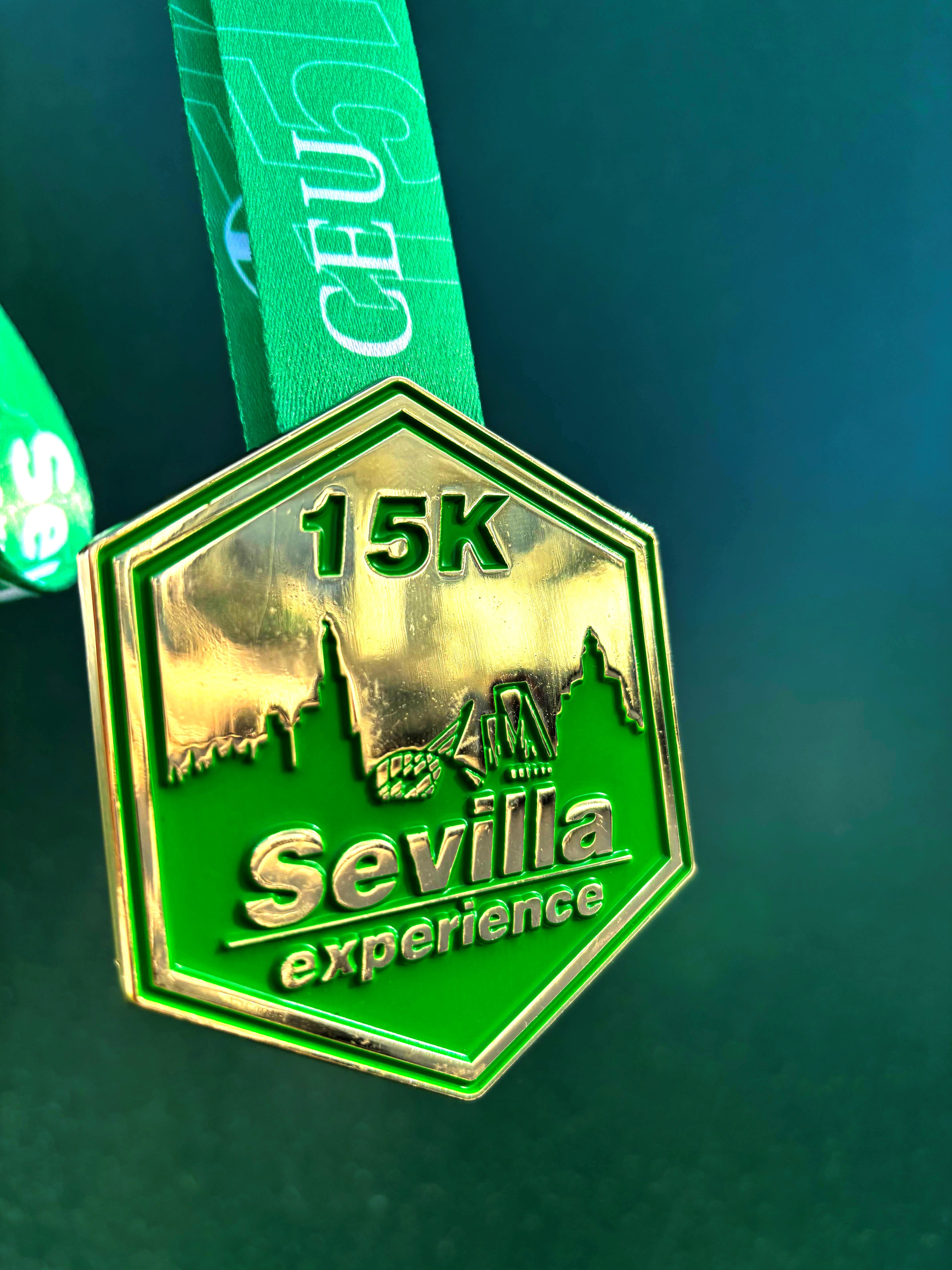 Esta es la medalla finisher de los 15 kilómetros de Sevilla 2025