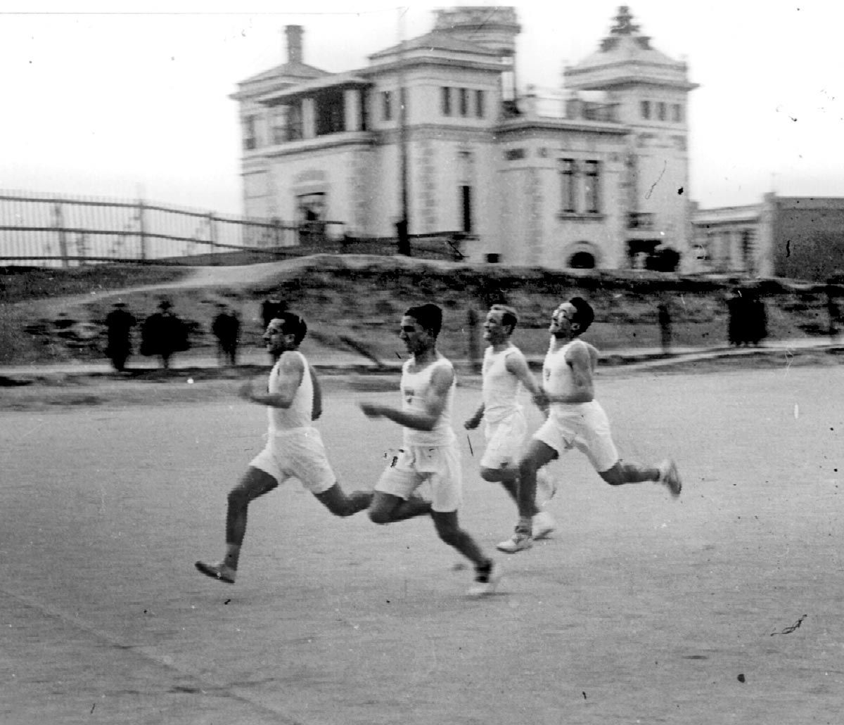 Vístete como los corredores del año 1925 y consigue un premio Vístete como los corredores del año 1925 y consigue un premio