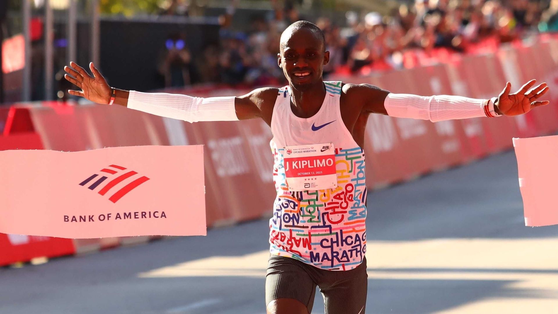 Jacob Kiplimo venciendo en el Maratón de Chicago 2025.