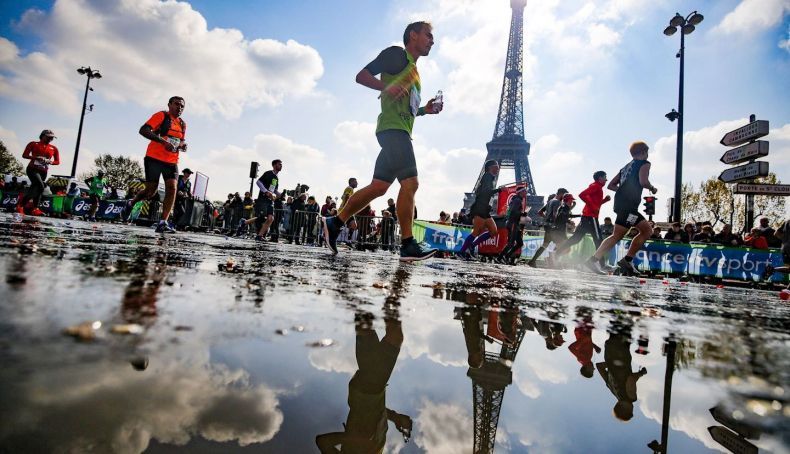 Los participantes tendrán que parar para coger agua en los avituallamientos del Maratón de Paris a partir de 2026.