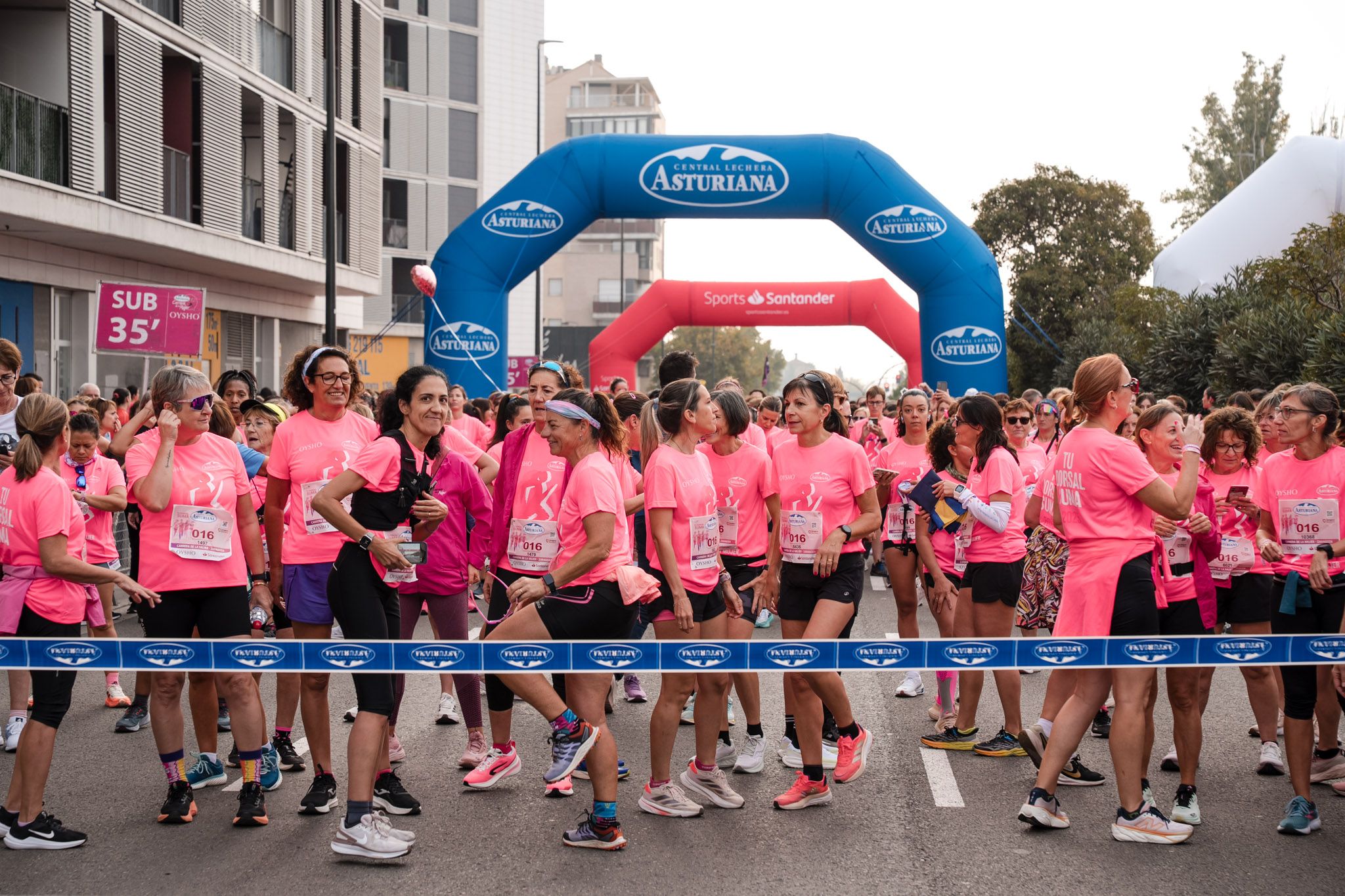 Las mejores fotos de la Carrera de la Mujer de Zaragoza 2025   Salida 33