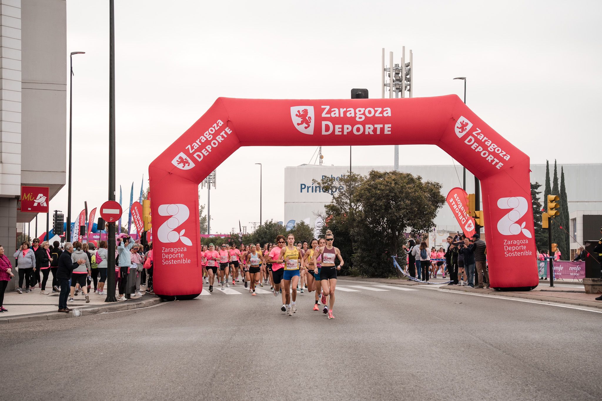 Las mejores fotos de la Carrera de la Mujer de Zaragoza 2025   Recorrido 14