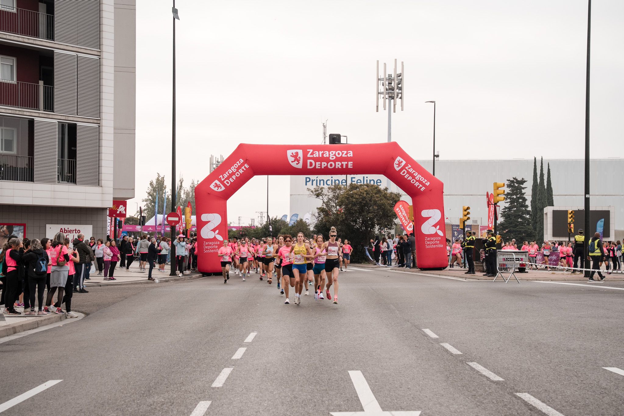 Las mejores fotos de la Carrera de la Mujer de Zaragoza 2025   Recorrido 15