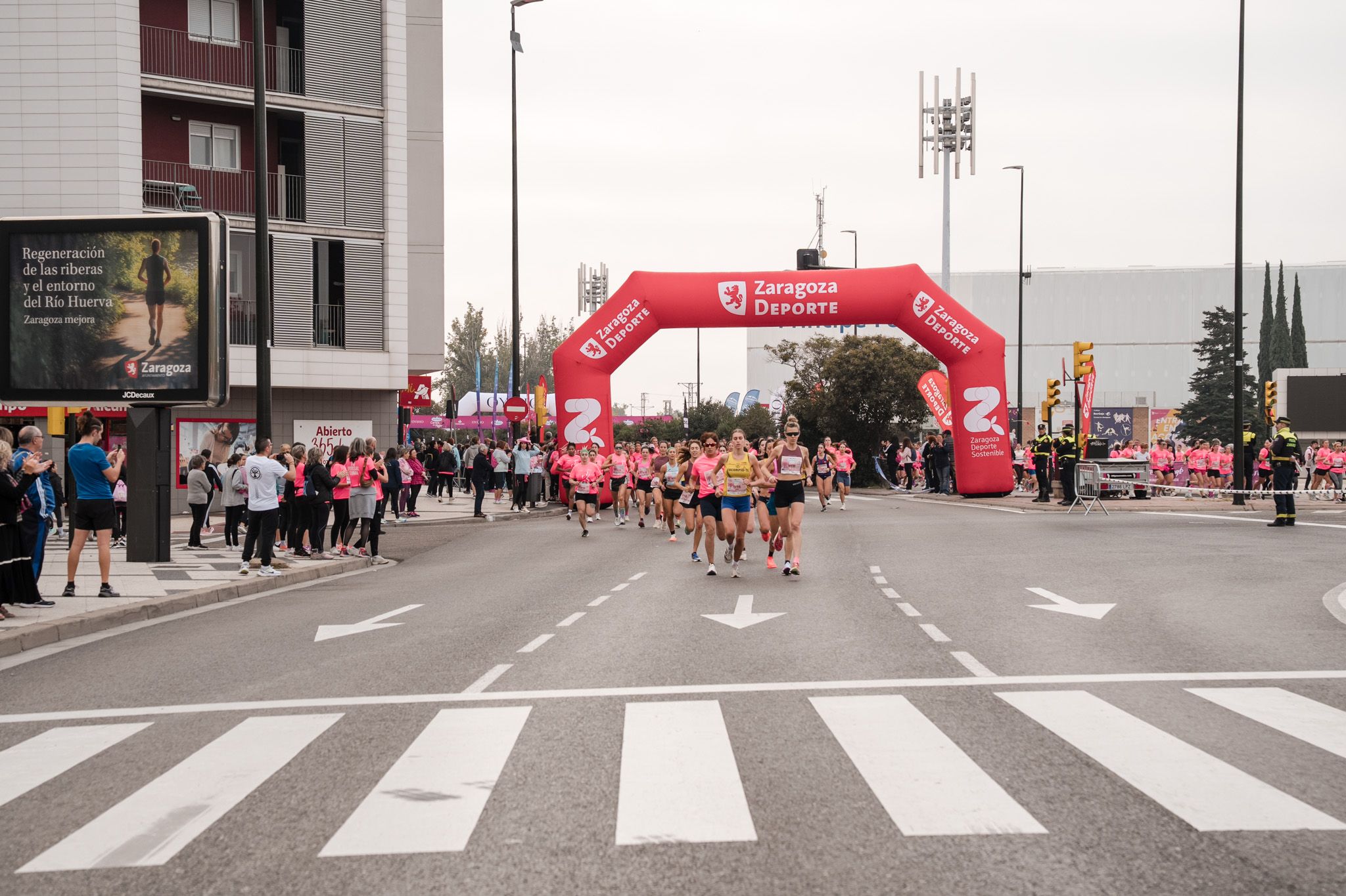 Las mejores fotos de la Carrera de la Mujer de Zaragoza 2025   Recorrido 16