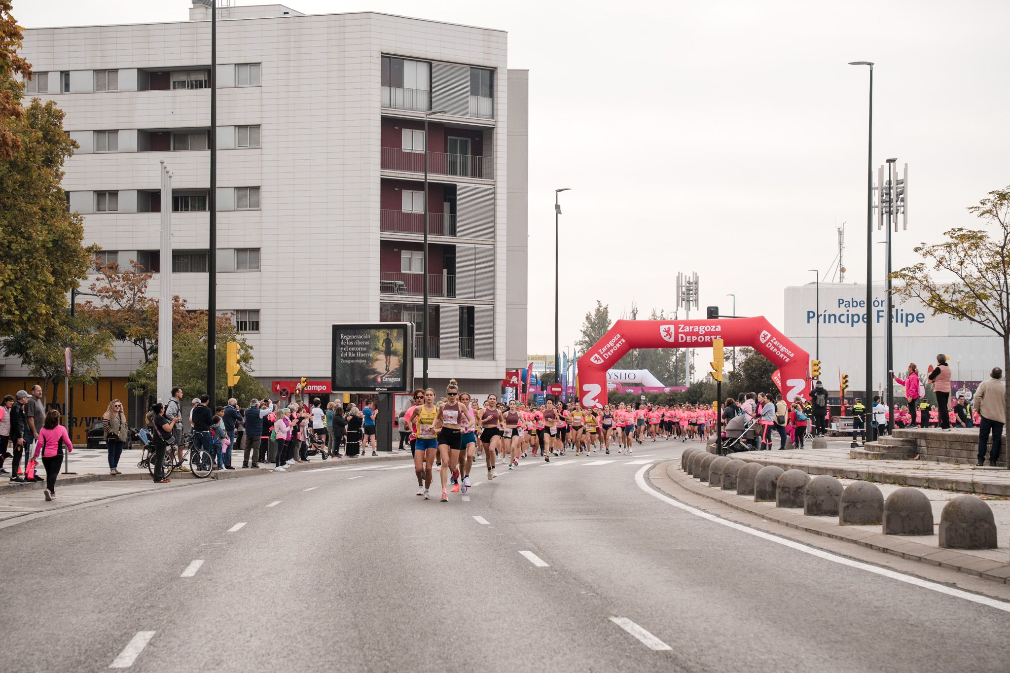 Las mejores fotos de la Carrera de la Mujer de Zaragoza 2025   Recorrido 17