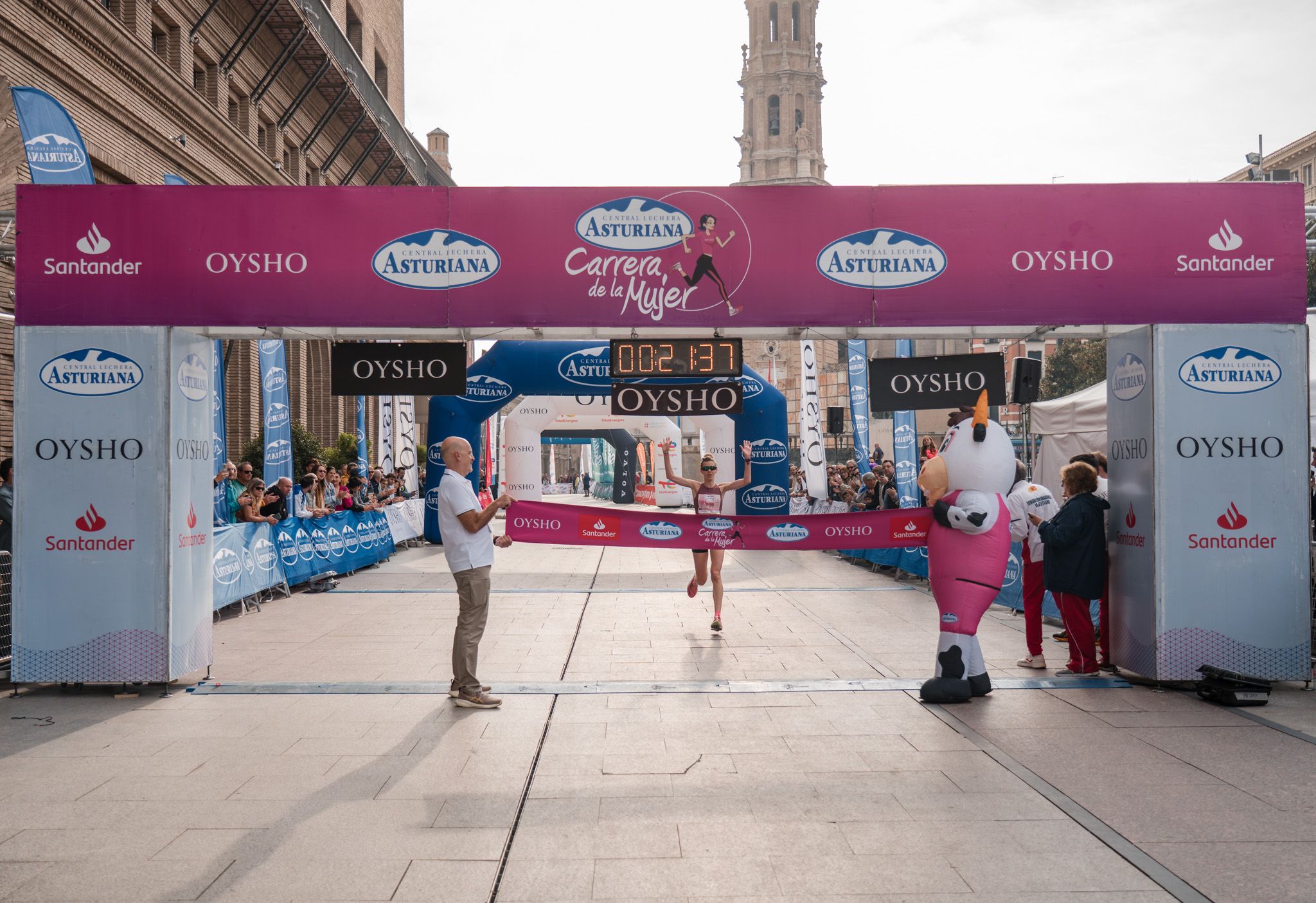 Las mejores fotos de la Carrera de la Mujer de Zaragoza 2025   Recorrido Meta 1