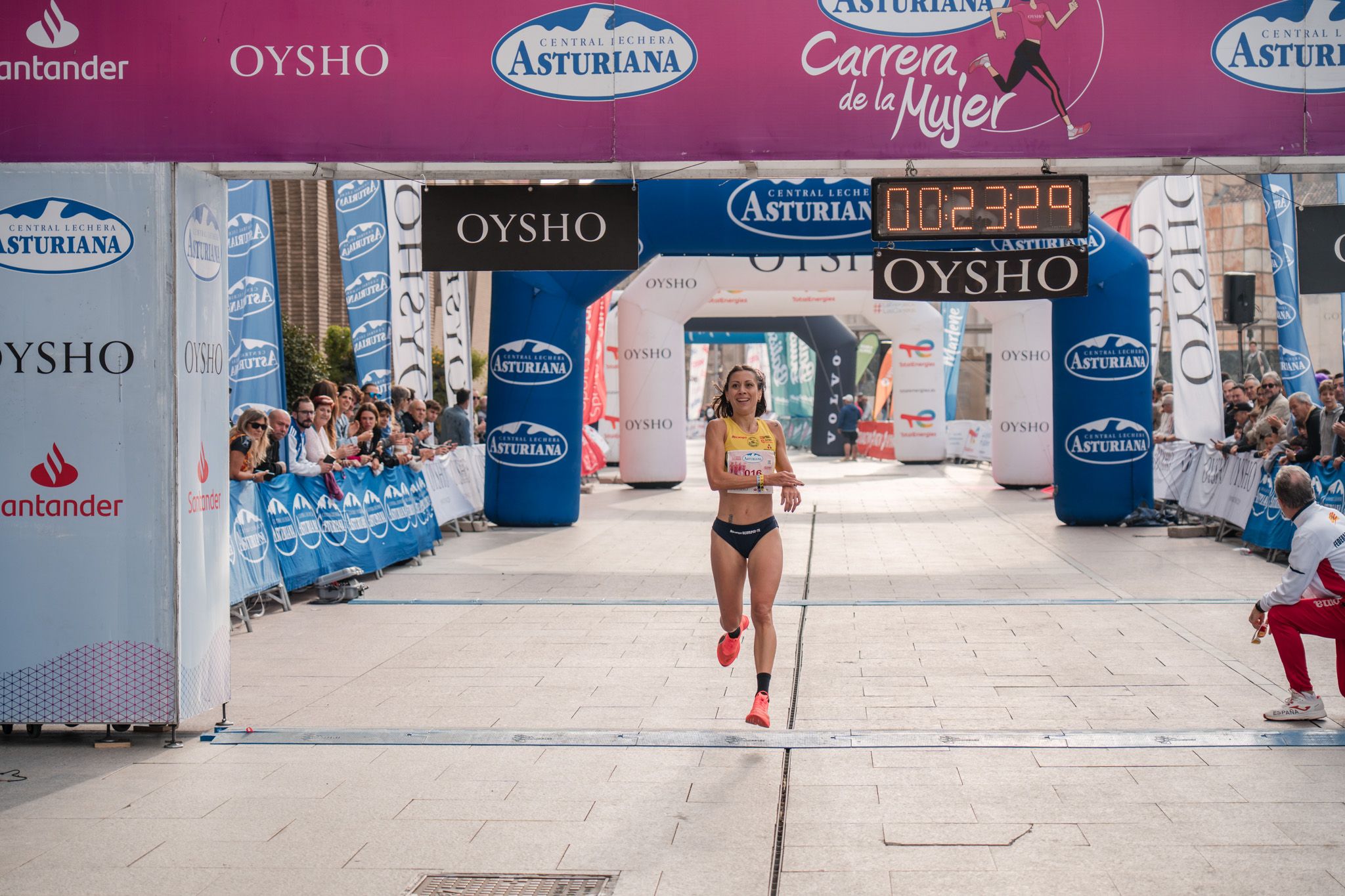 Las mejores fotos de la Carrera de la Mujer de Zaragoza 2025   Recorrido Meta 19