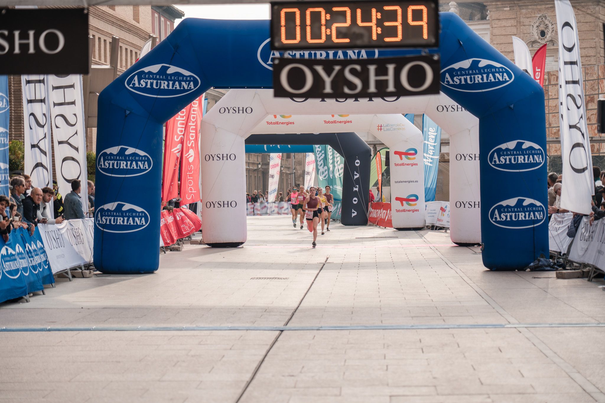 Las mejores fotos de la Carrera de la Mujer de Zaragoza 2025   Recorrido Meta 23
