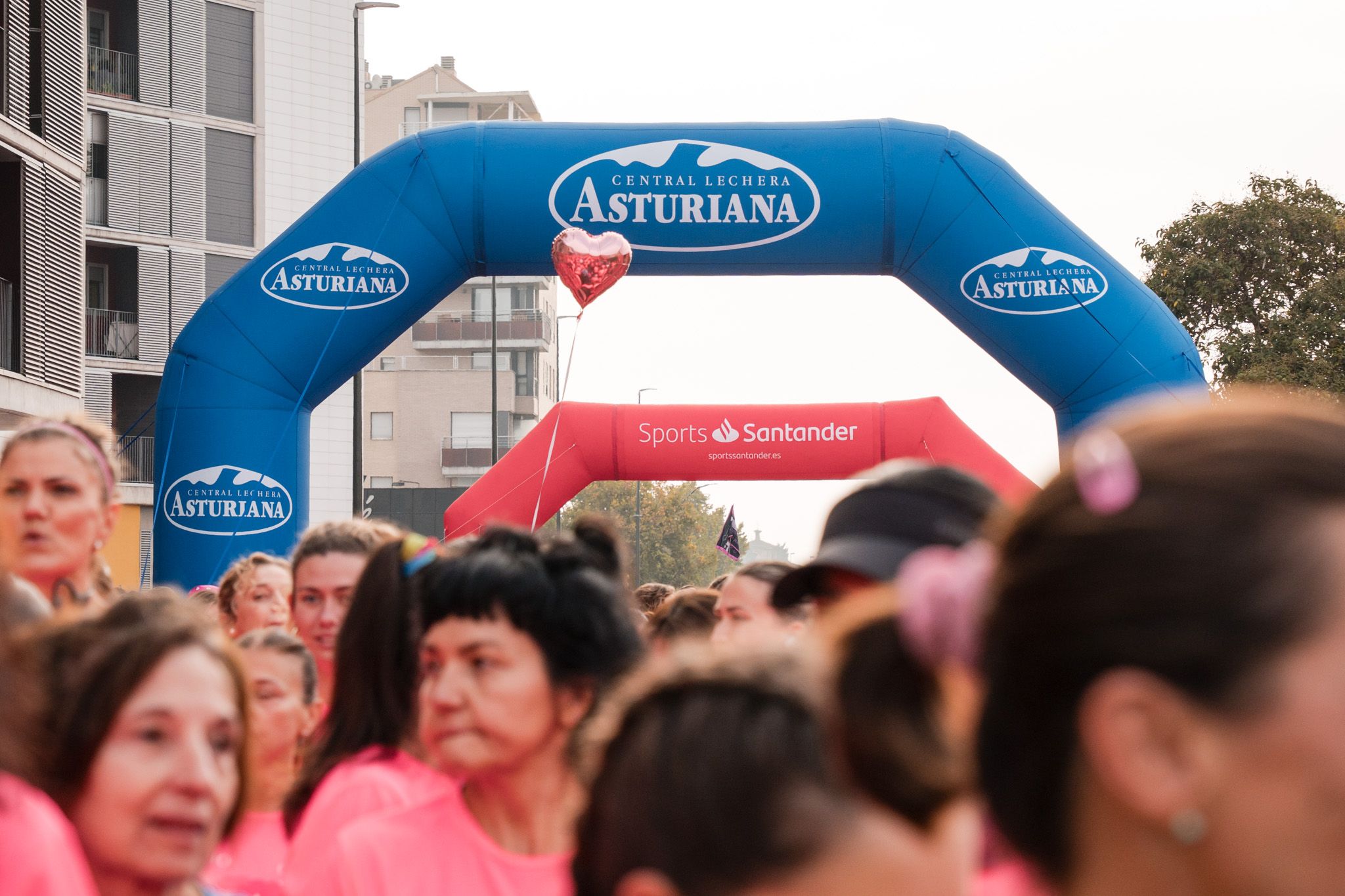 Las mejores fotos de la Carrera de la Mujer de Zaragoza 2025   Salida 64