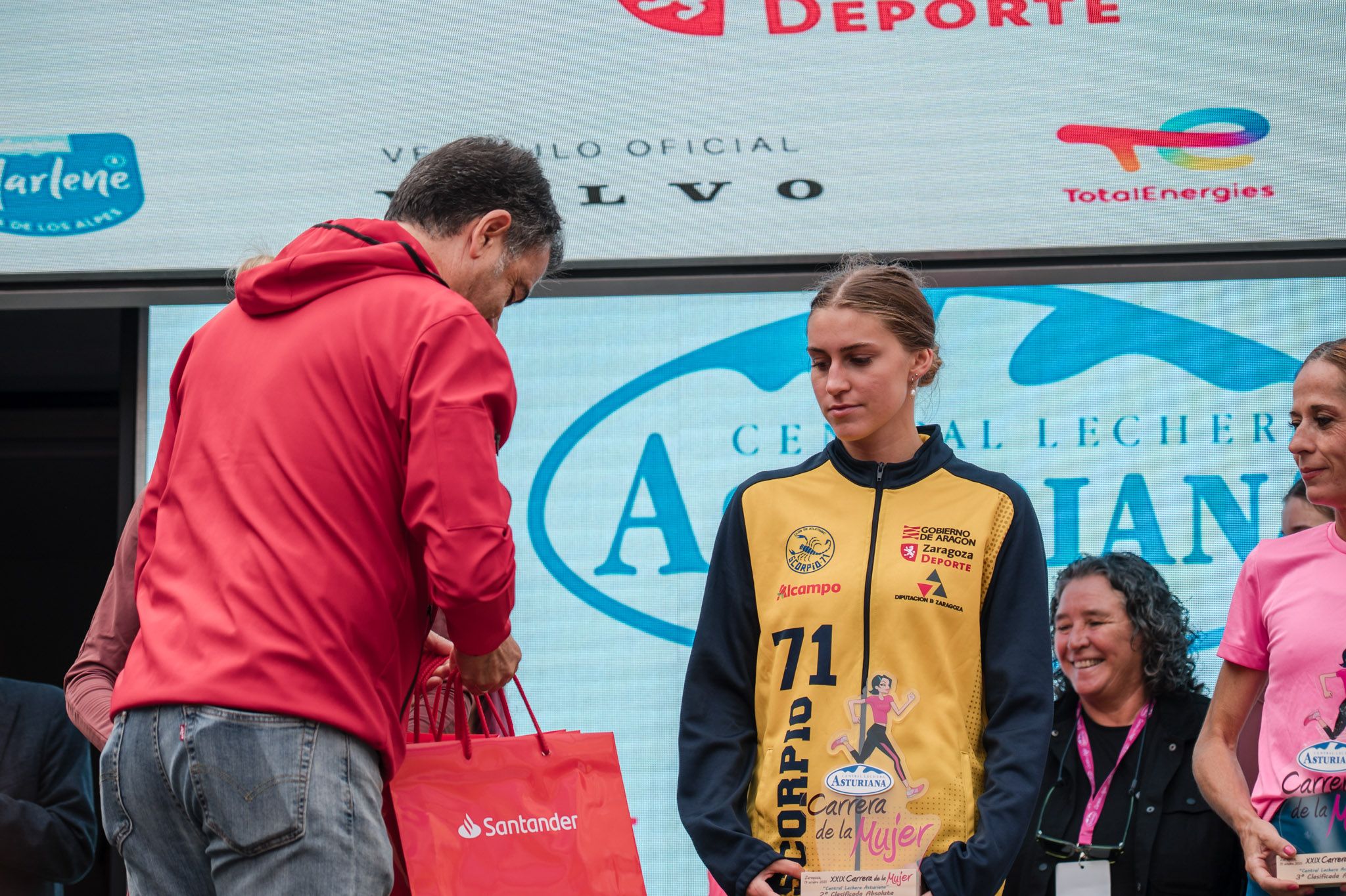 Las mejores fotos de la Carrera de la Mujer de Zaragoza 2025   Recorrido Podium 15