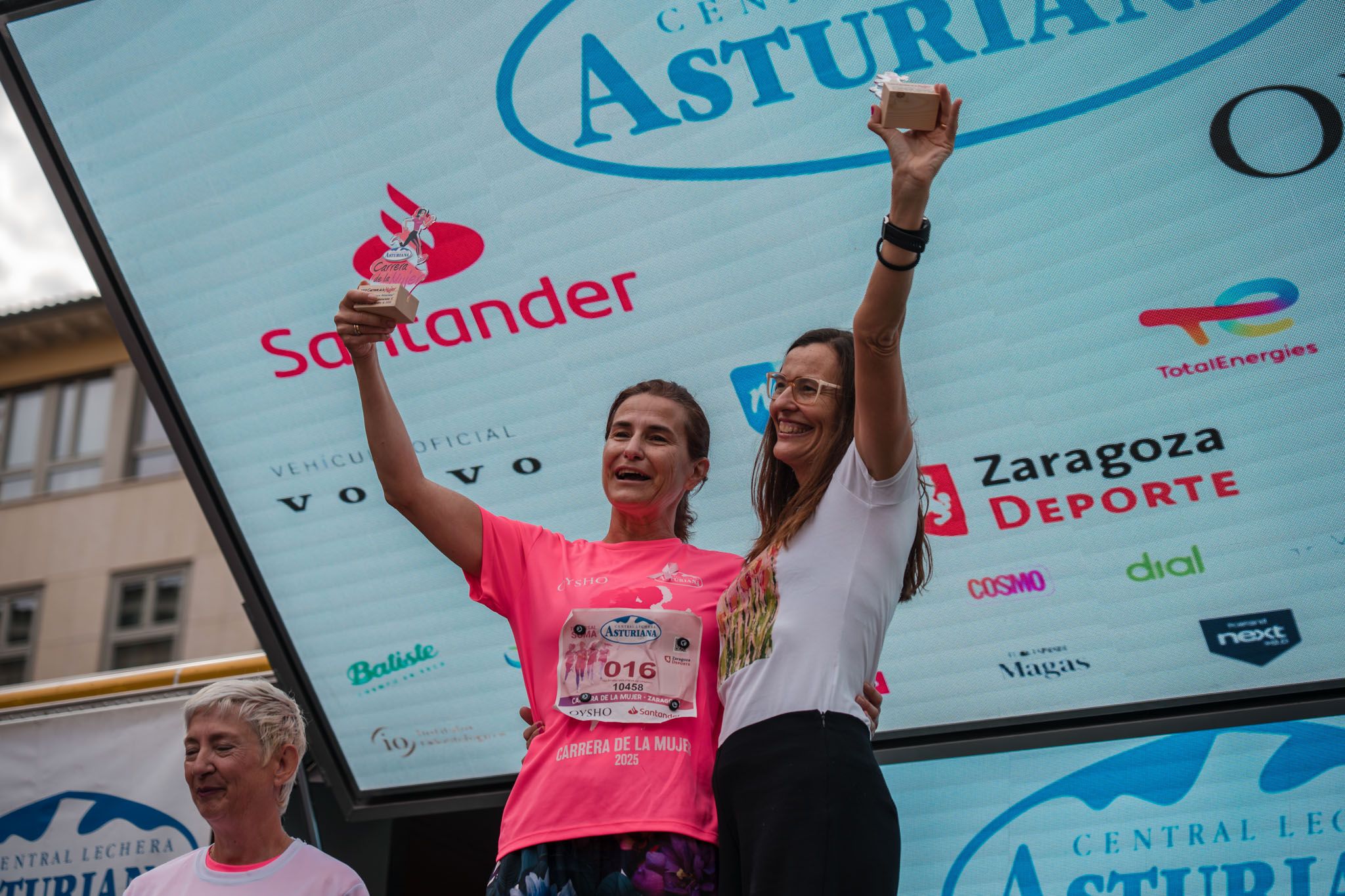 Las mejores fotos de la Carrera de la Mujer de Zaragoza 2025   Recorrido Podium 38