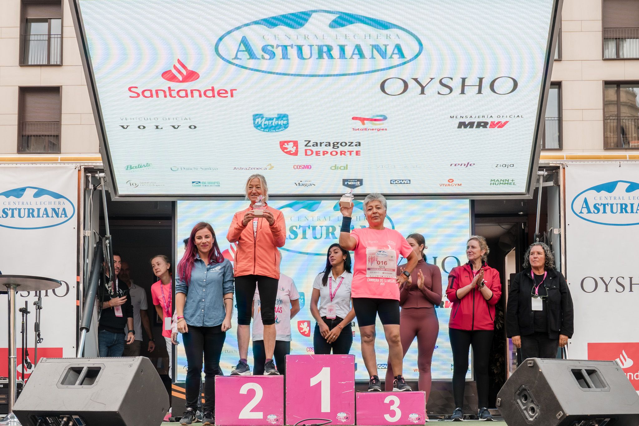 Las mejores fotos de la Carrera de la Mujer de Zaragoza 2025   Recorrido Podium 42