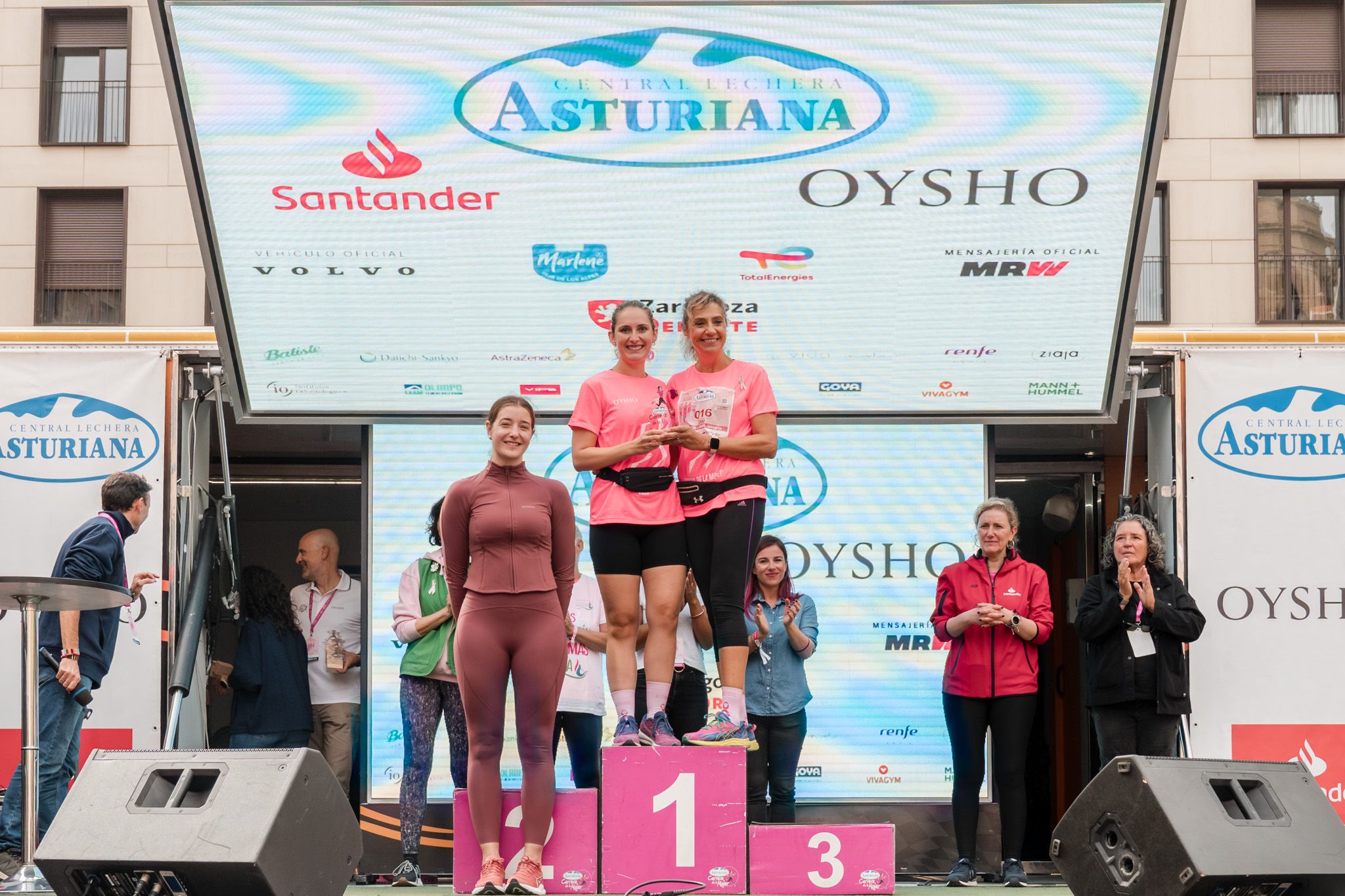 Las mejores fotos de la Carrera de la Mujer de Zaragoza 2025   Recorrido Podium 67
