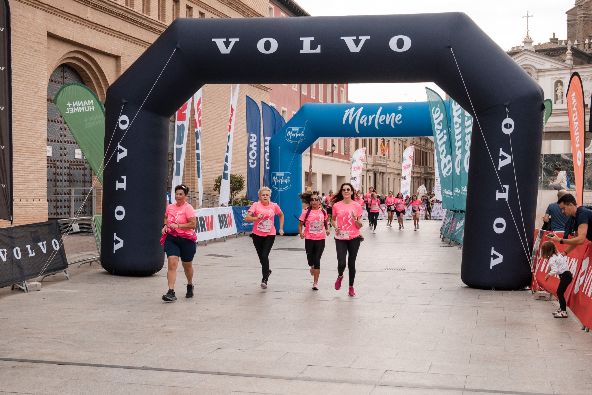 Las mejores fotos de la Carrera de la Mujer de Zaragoza 2025   Recorrido Meta 200