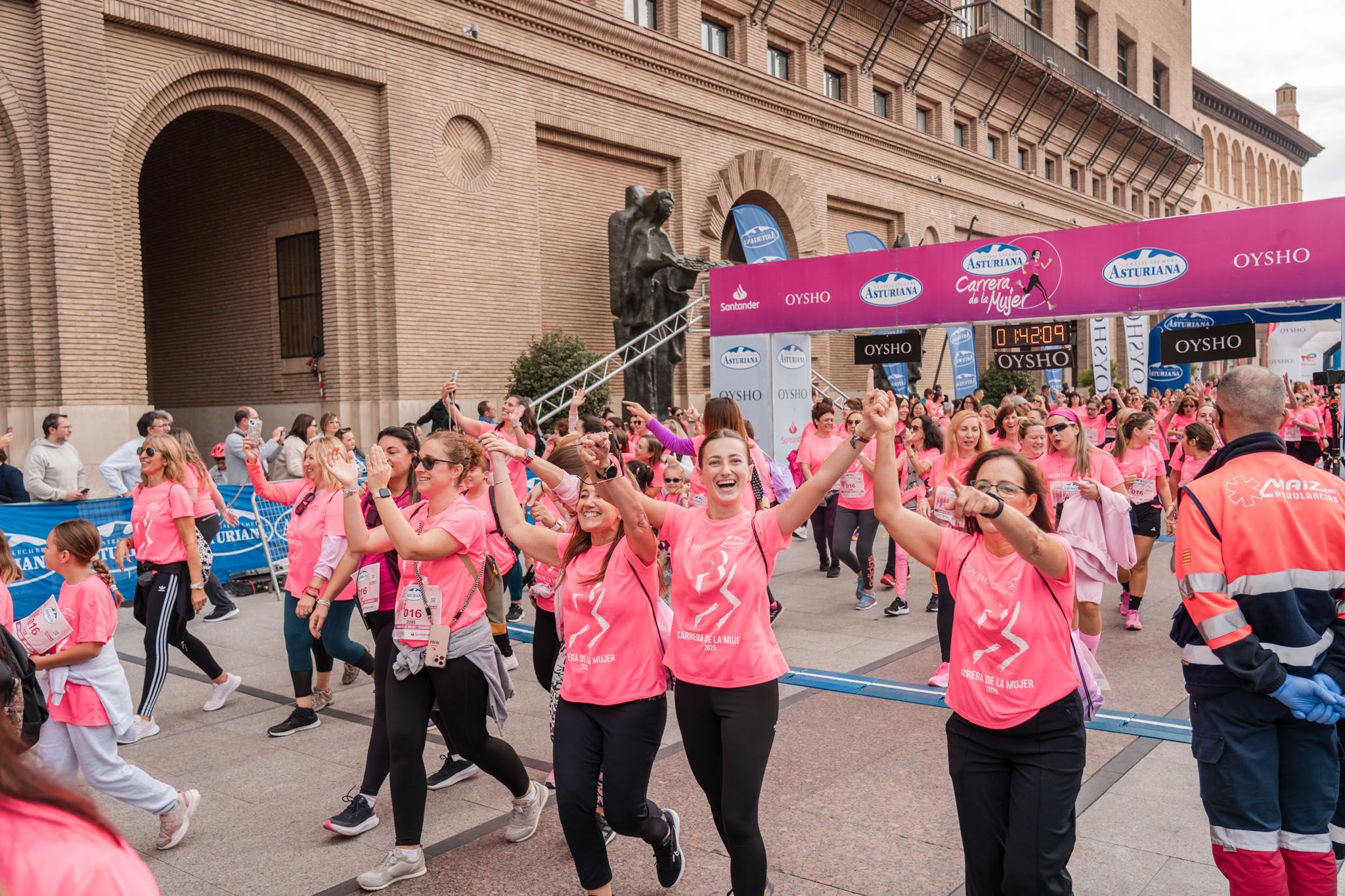 Las mejores fotos de la Carrera de la Mujer de Zaragoza 2025   Recorrido Meta 230