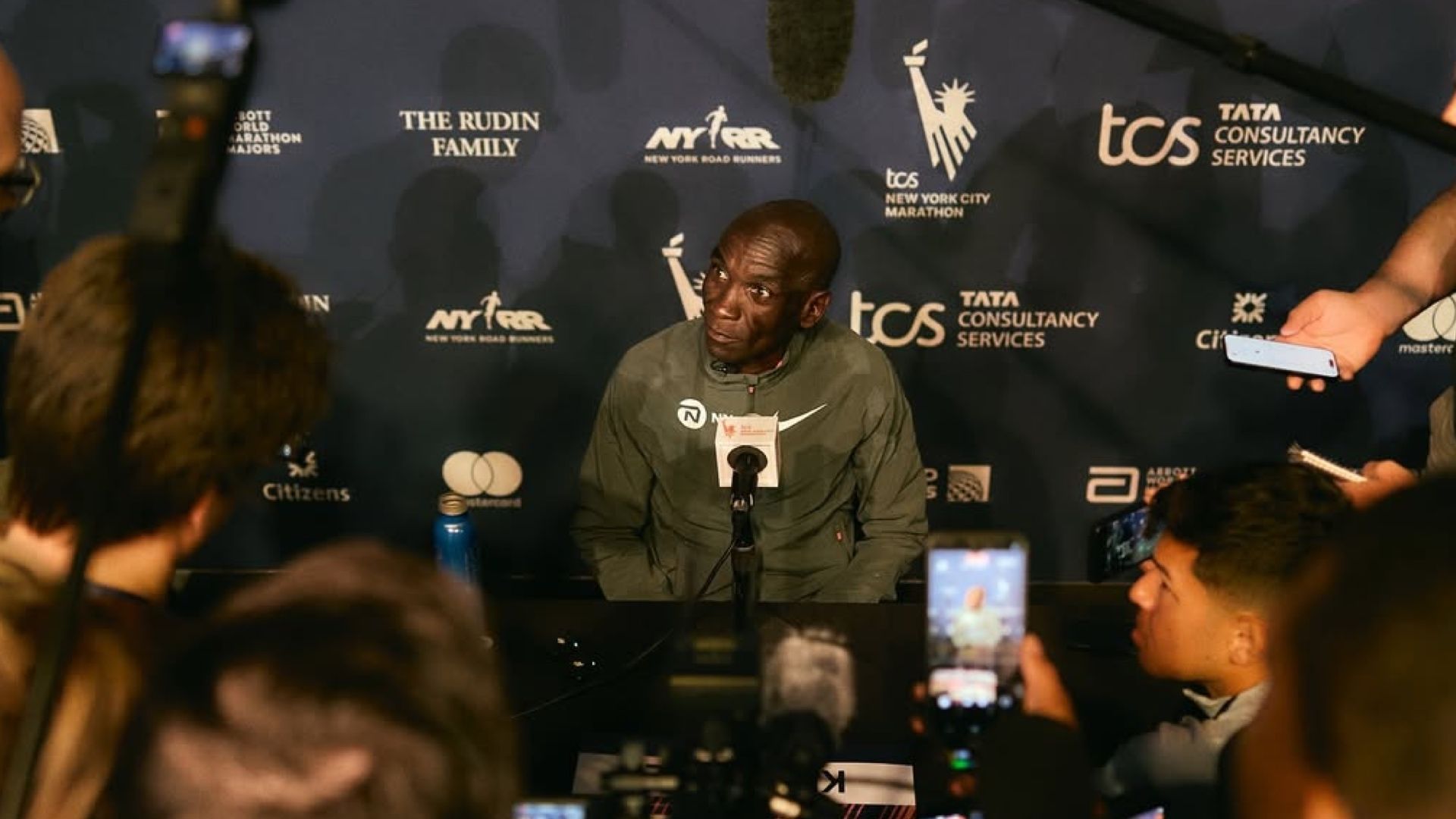 Eliud Kipchoge en una rueda de prensa previa al Maratón de Nueva York 2025. NN RUNNING TEAM.