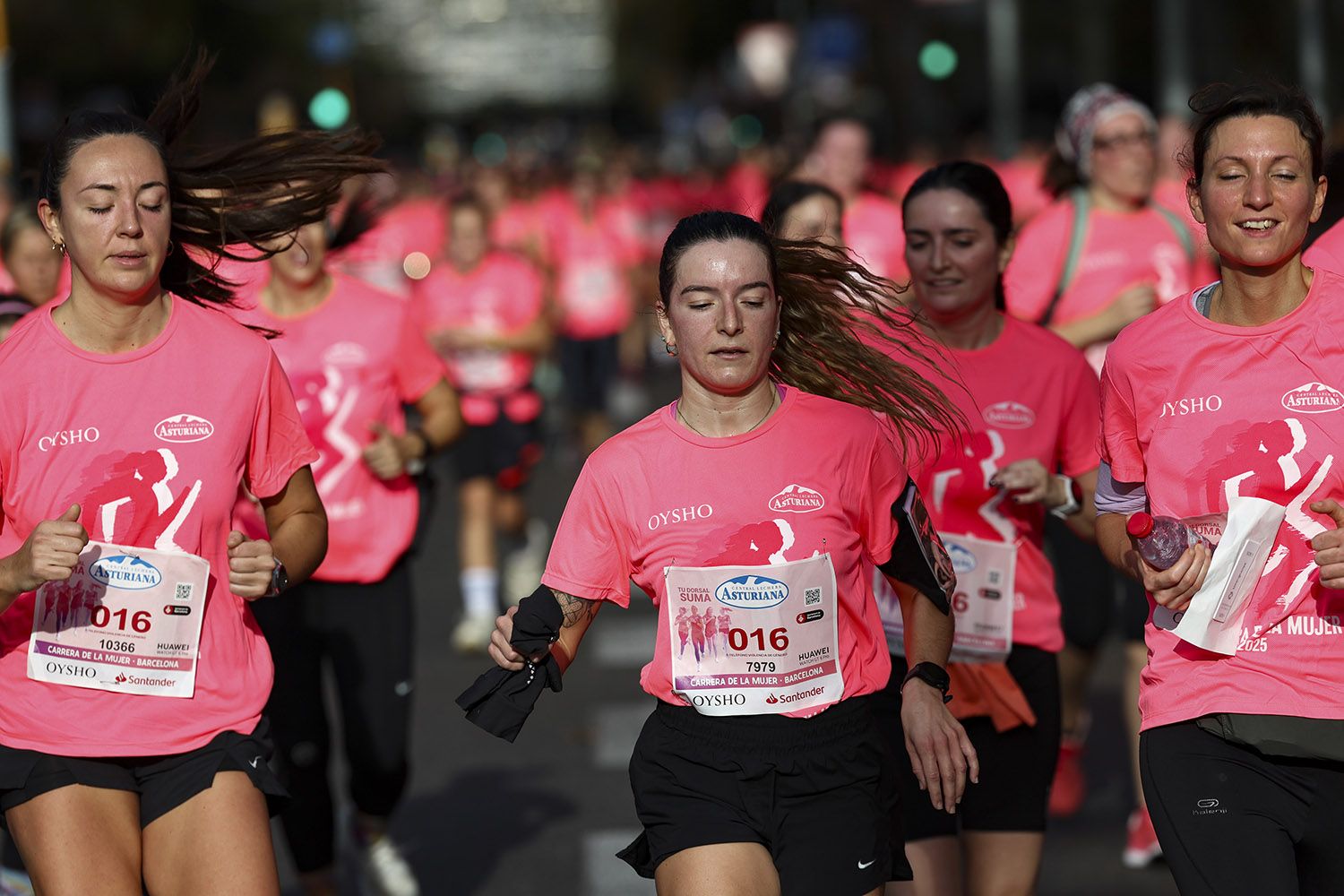 Las mejores fotos del recorrido de la Carrera de la Mujer de Barcelona 2025.JL019774