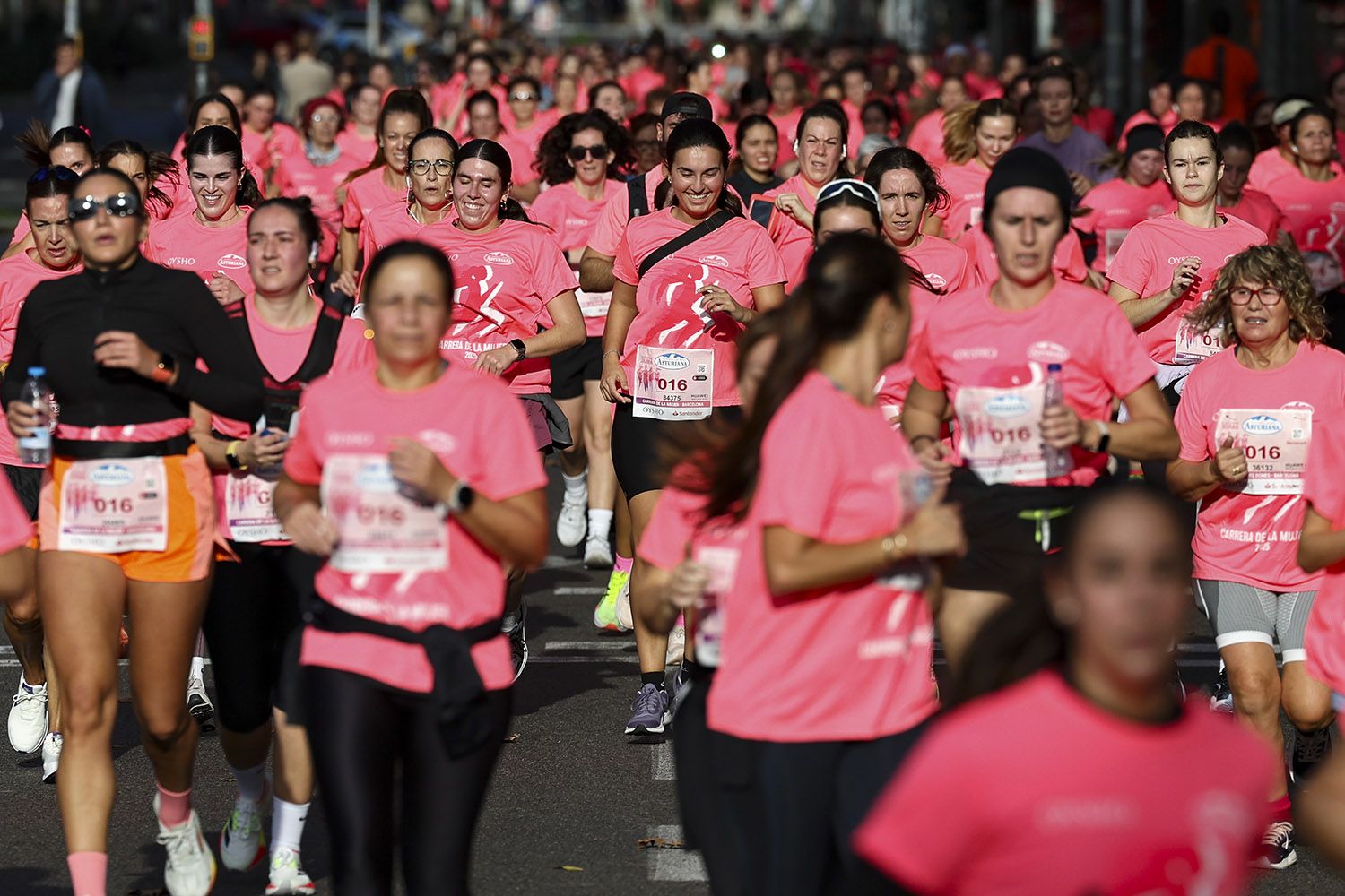 Las mejores fotos del recorrido de la Carrera de la Mujer de Barcelona 2025.JL019704