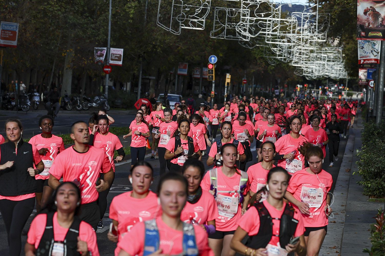 Las mejores fotos del recorrido de la Carrera de la Mujer de Barcelona 2025.JL019447