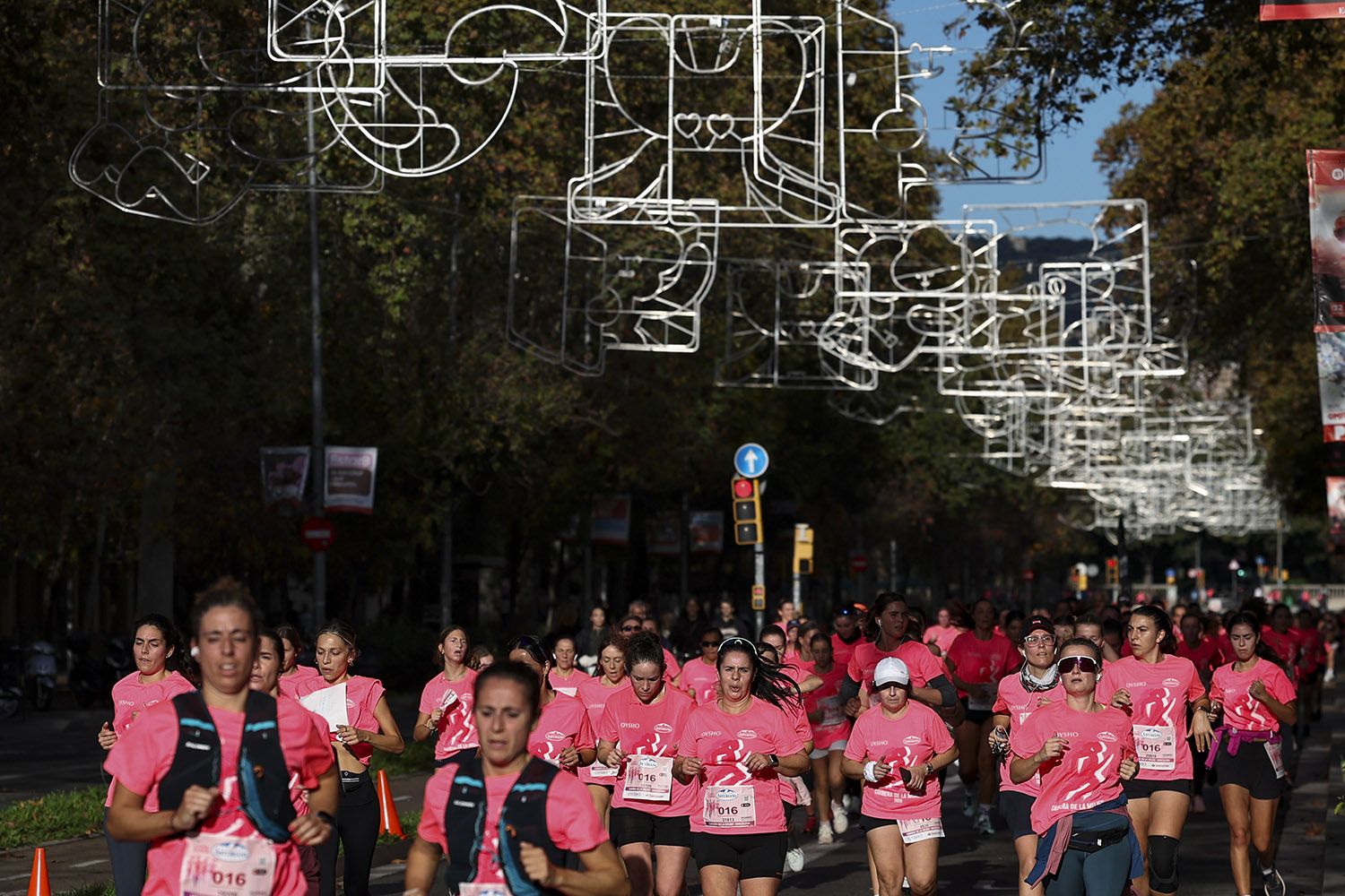 Las mejores fotos del recorrido de la Carrera de la Mujer de Barcelona 2025.JL019379