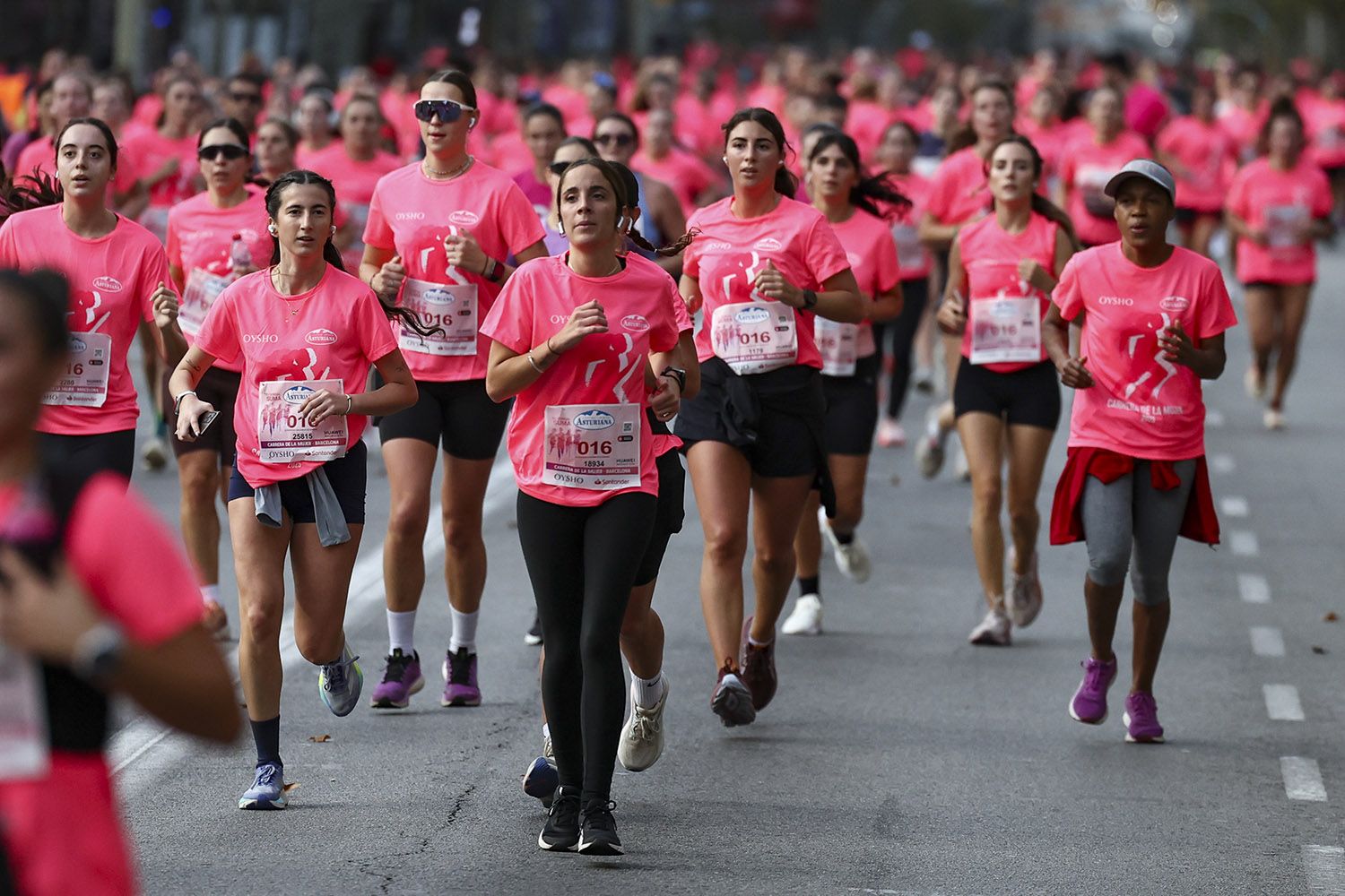 Las mejores fotos del recorrido de la Carrera de la Mujer de Barcelona 2025.JL019031