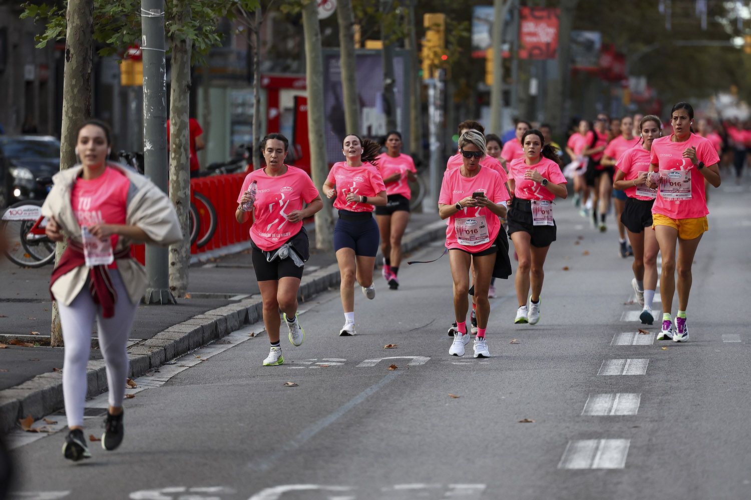 Las mejores fotos del recorrido de la Carrera de la Mujer de Barcelona 2025.JL018976