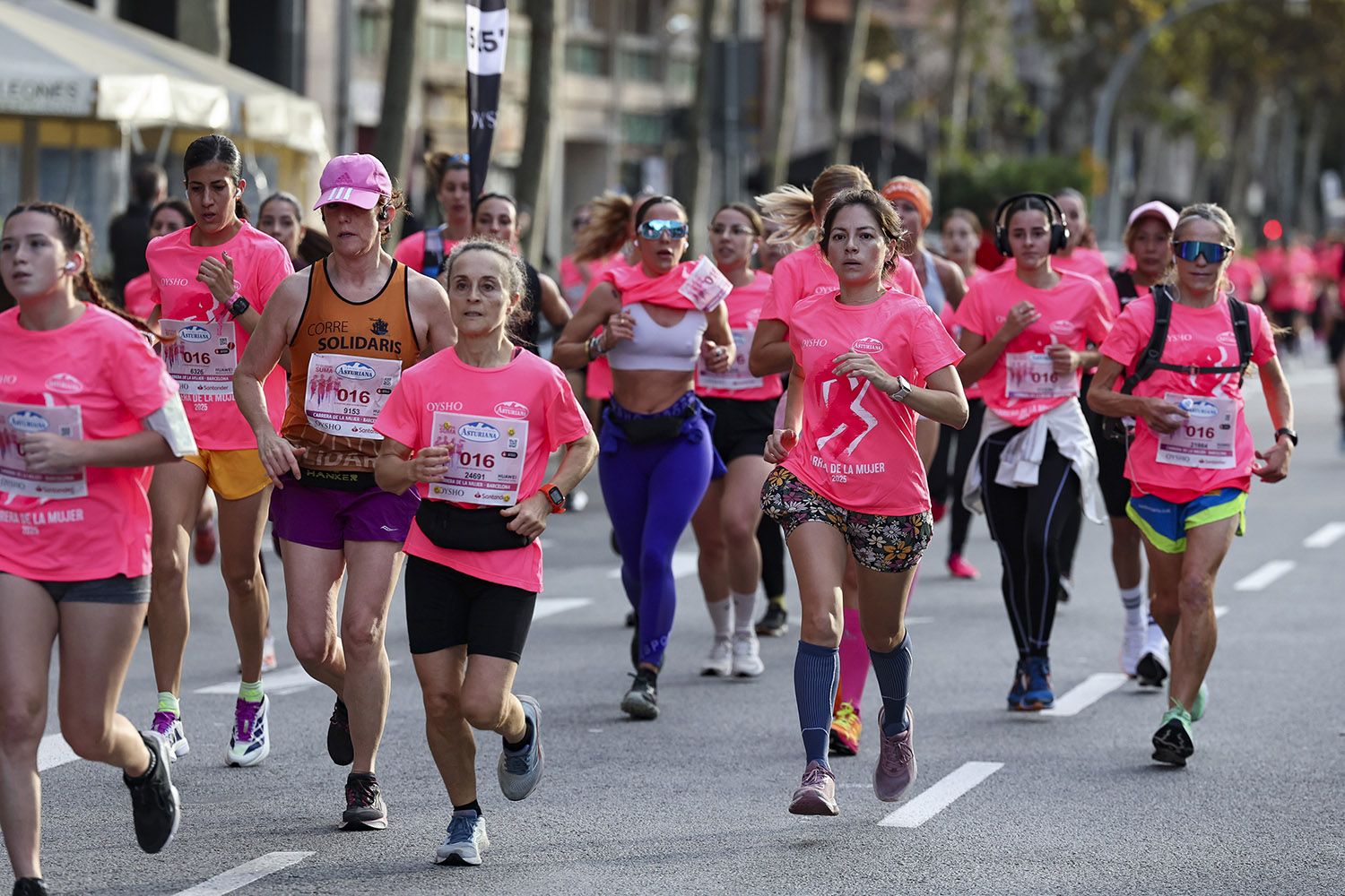 Las mejores fotos del recorrido de la Carrera de la Mujer de Barcelona 2025.JL018490